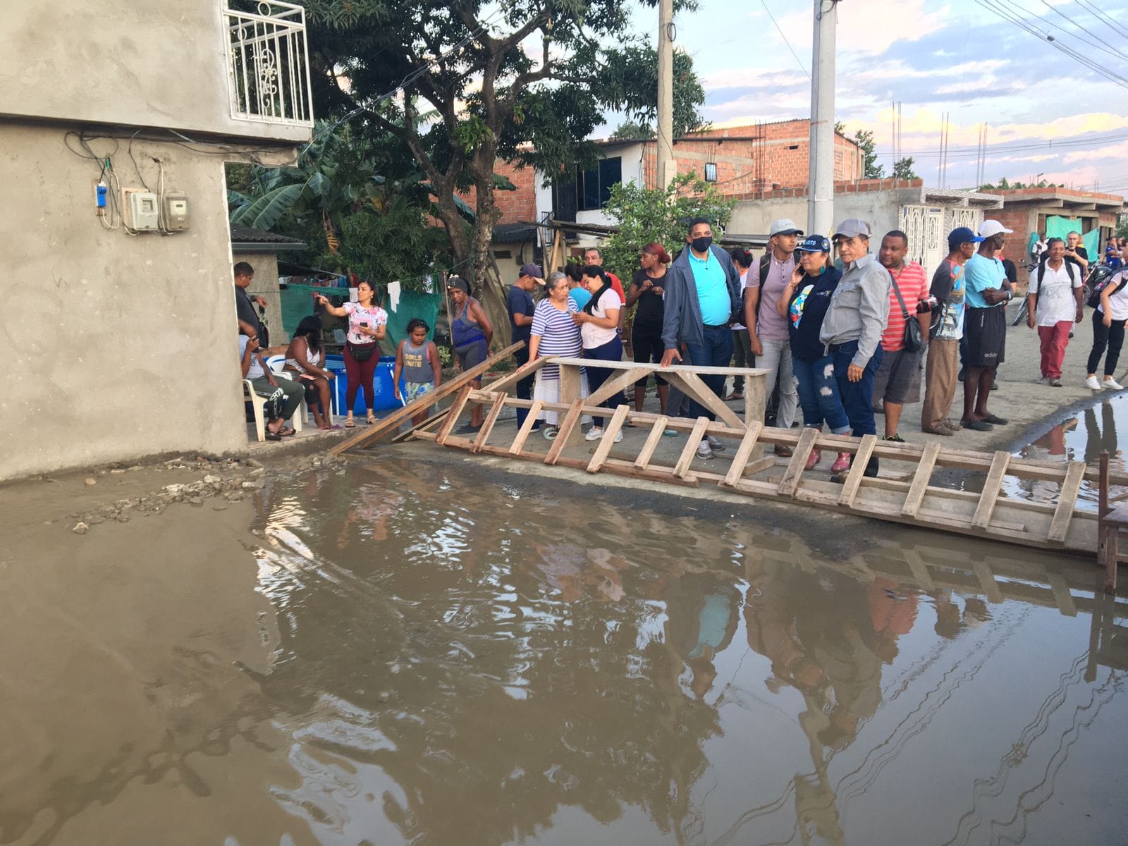 Habitantes de Juanchito, corregimiento del municipio de Candelaria, presencian la inundación en su sector.