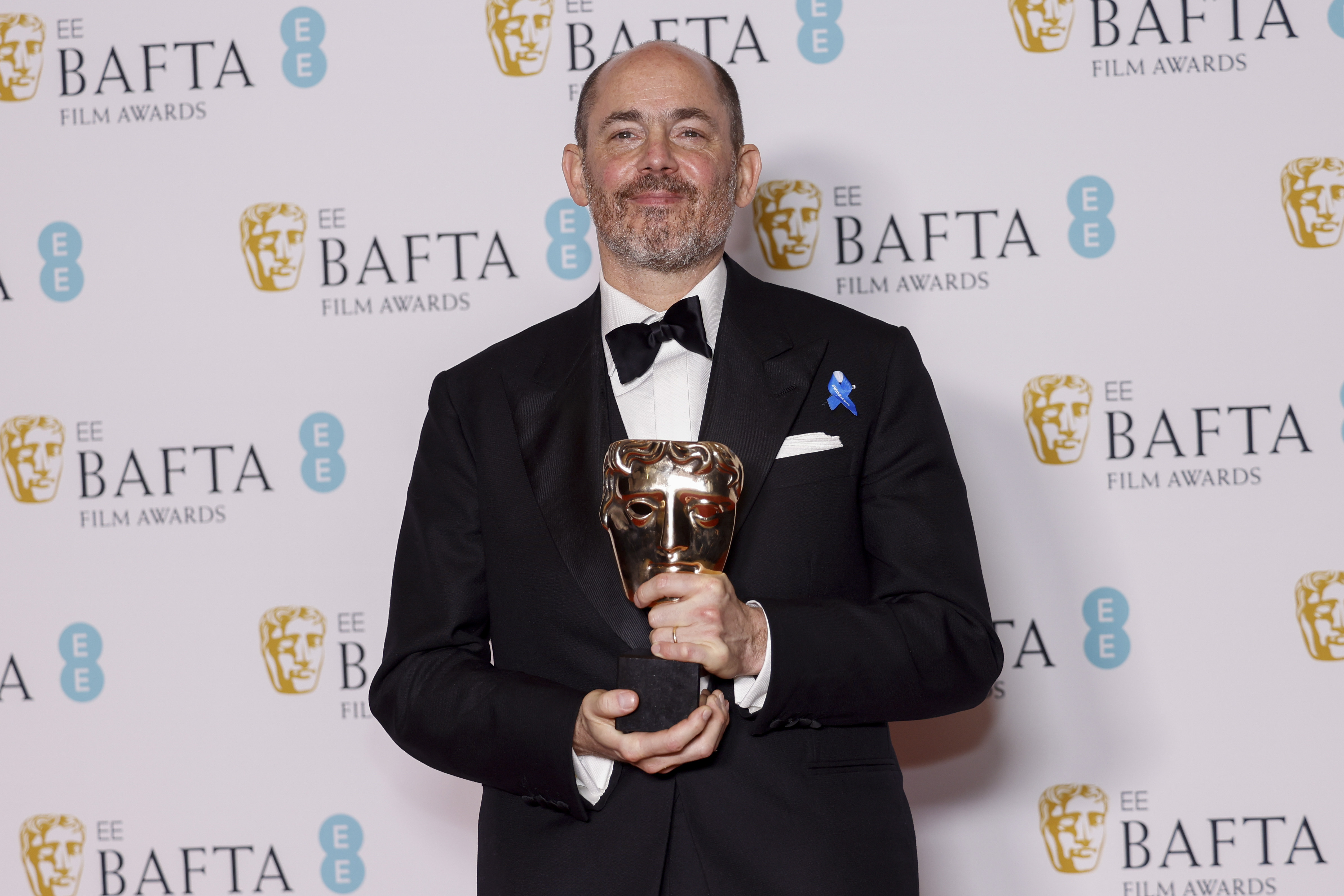 Edward Berger posa con el premio de mejor dirección por “Im Westen nichts Neues” ("Sin novedad en el frente") en la 76a entrega de los Premios BAFTA de la Academia Británica de Cine, en Londres, el 19 de febrero de 2023. (Foto Vianney Le Caer/Invision/AP)