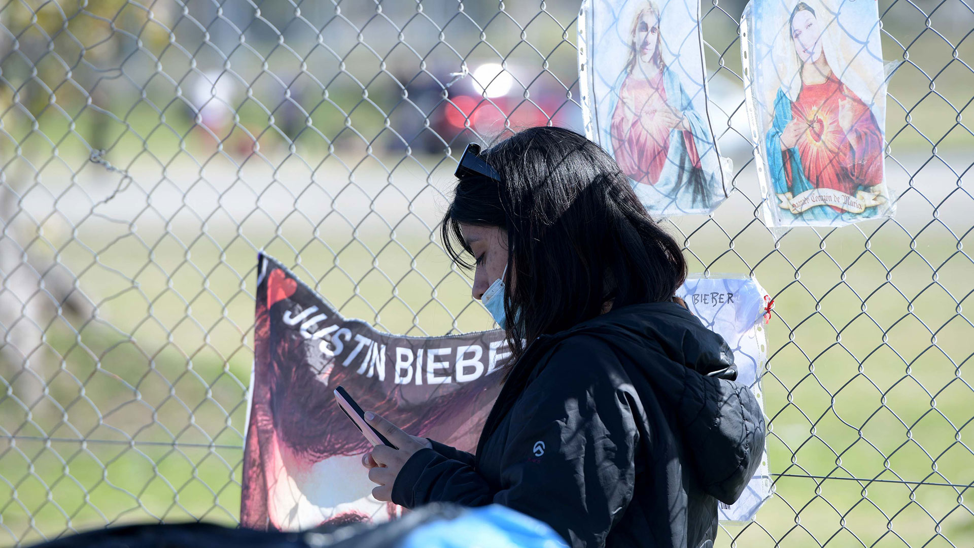 Además de las carpas, las fans también sacaron las banderas de Justin Bieber (Fotos: Nacho Amiconi / Aglaplata)