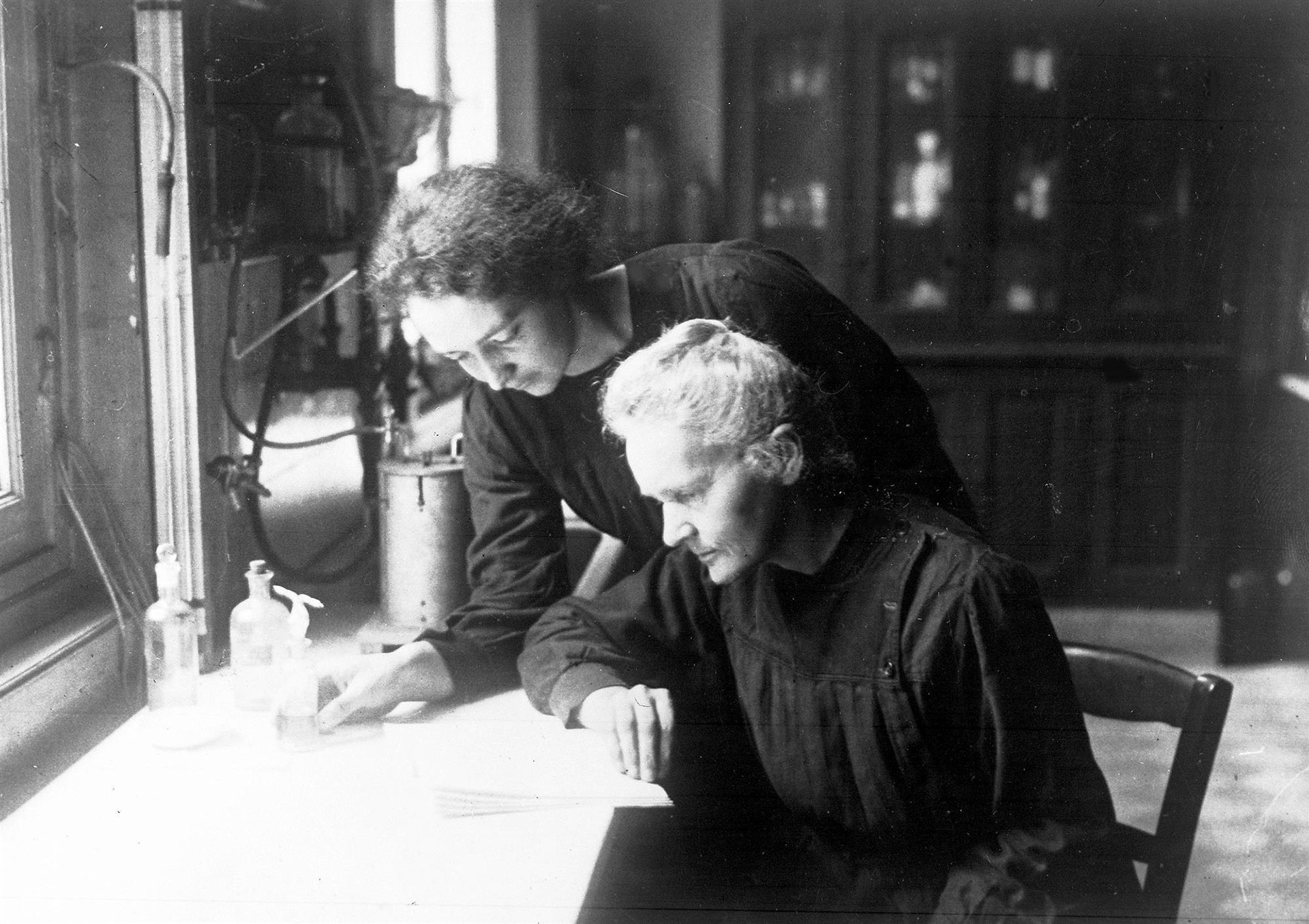 Irène Joliot Curie, la hija mayor del matrimonio, también fue galardonada con el premio Nobel de Química tan solo un año más tarde de la muerte de Marie. Irène llegó a trabajar junto a su madre