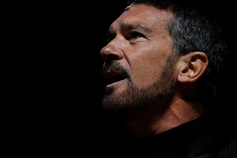 El actor español Antonio Banderas actúa para los medios de comunicación en la presentación de su musical "Company" en el teatro Soho CaixaBank de Málaga, España, el 11 de noviembre de 2021. REUTERS/Jon Nazca