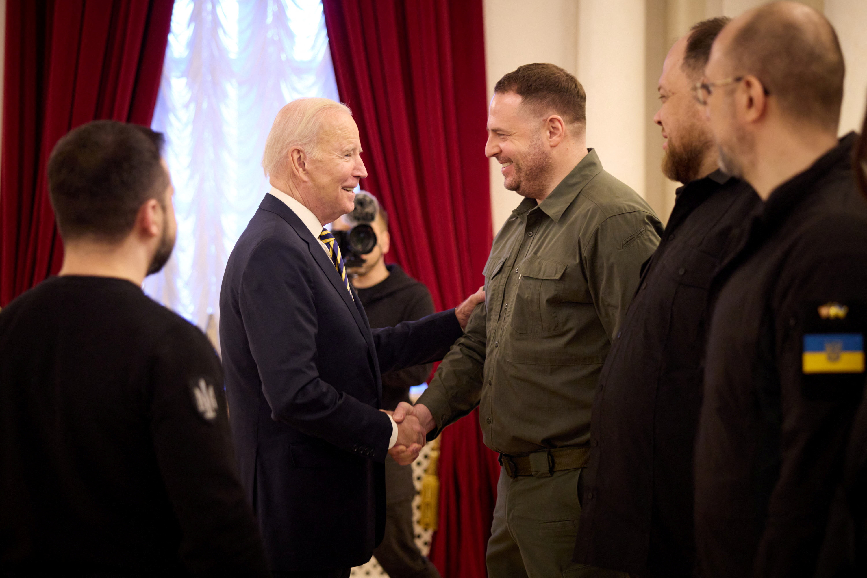 Joe Biden, le da la mano al jefe de la Oficina Presidencial de Ucrania, Yermak.