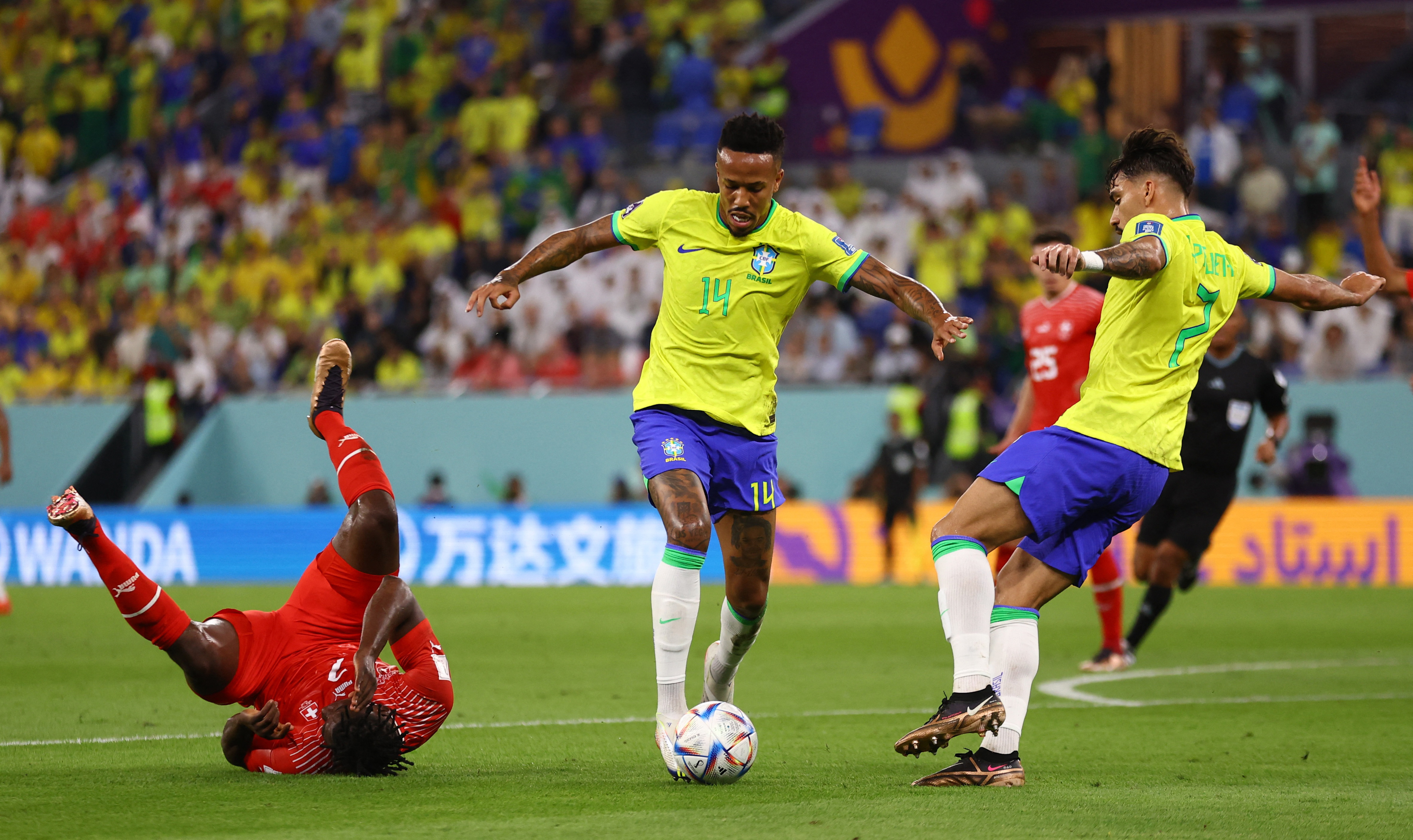 Militao también buscó el gol. De larga distancia, el defensa se sumó al ataque de Brasil ante Suiza por el Mundial Qatar 2022. REUTERS/Hannah Mckay