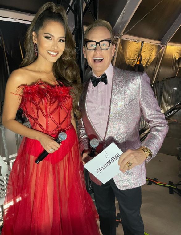 Andrea Meza se convirtió en la presentadora de la preliminar de Miss Universo 2021, acompañada de Carson Kressley (Foto: Instagram/@andreamezamx)