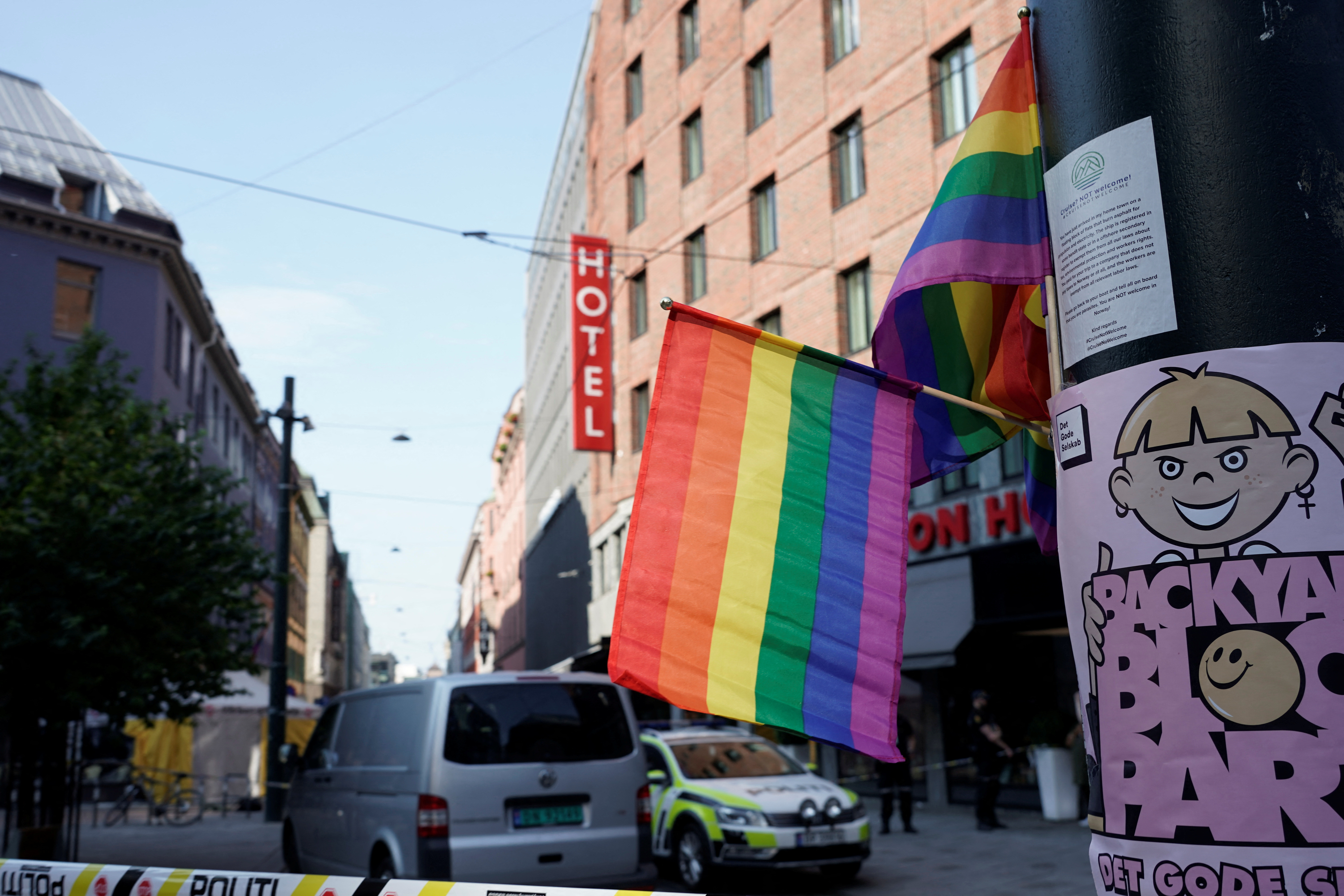 Banderas del arco iris se ven en la zona acordonada por la policía después de un tiroteo en un club nocturno en el centro de Oslo, Noruega 25 de junio de 2022. Terje Pedersen/NTB/vía REUTERS 