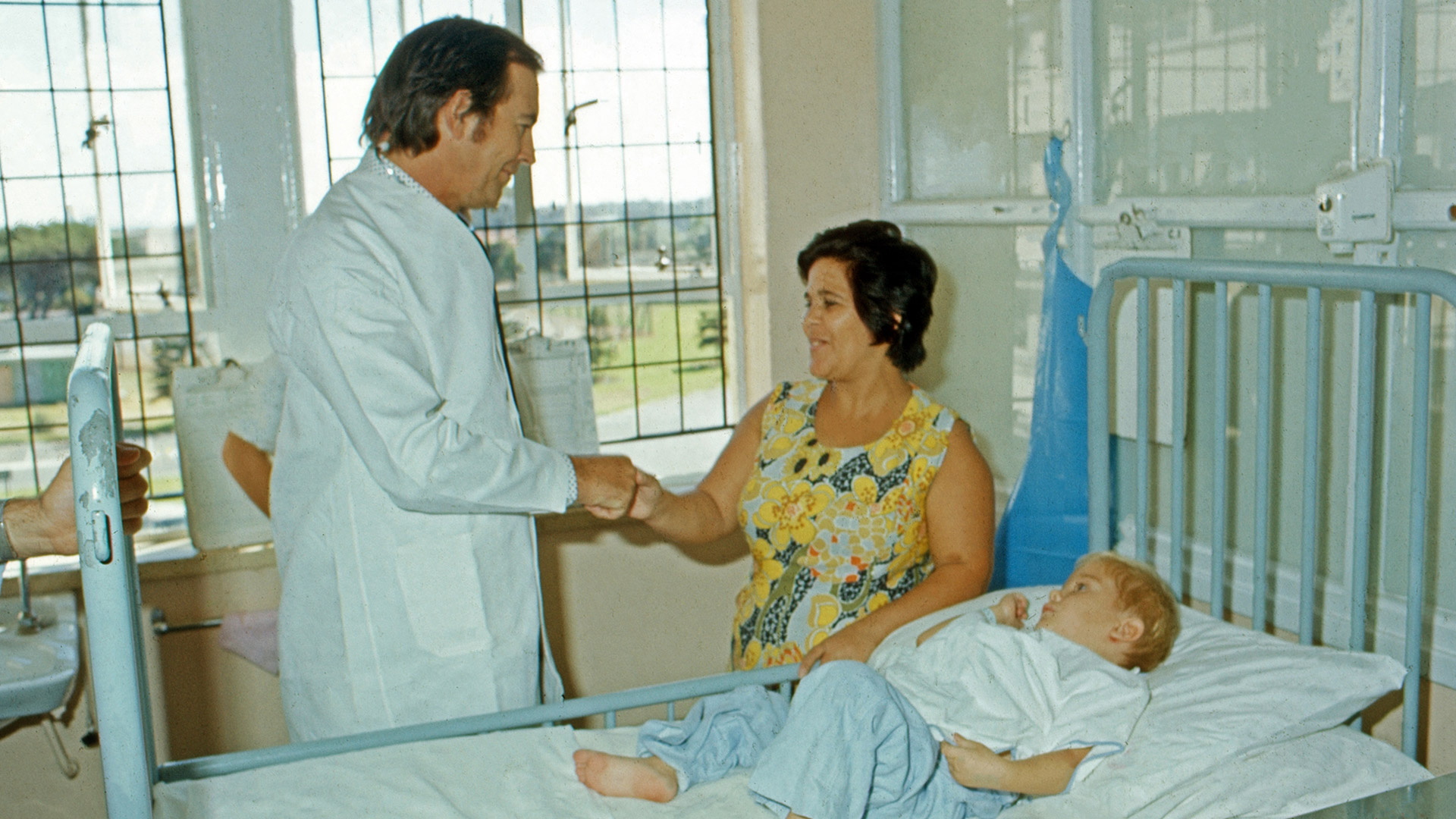 Una de las funciones de los talleres es promover la empatía, tanto con los pacientes como con sus familias (Wolfgang Kuhn/United Archives via Getty Images)