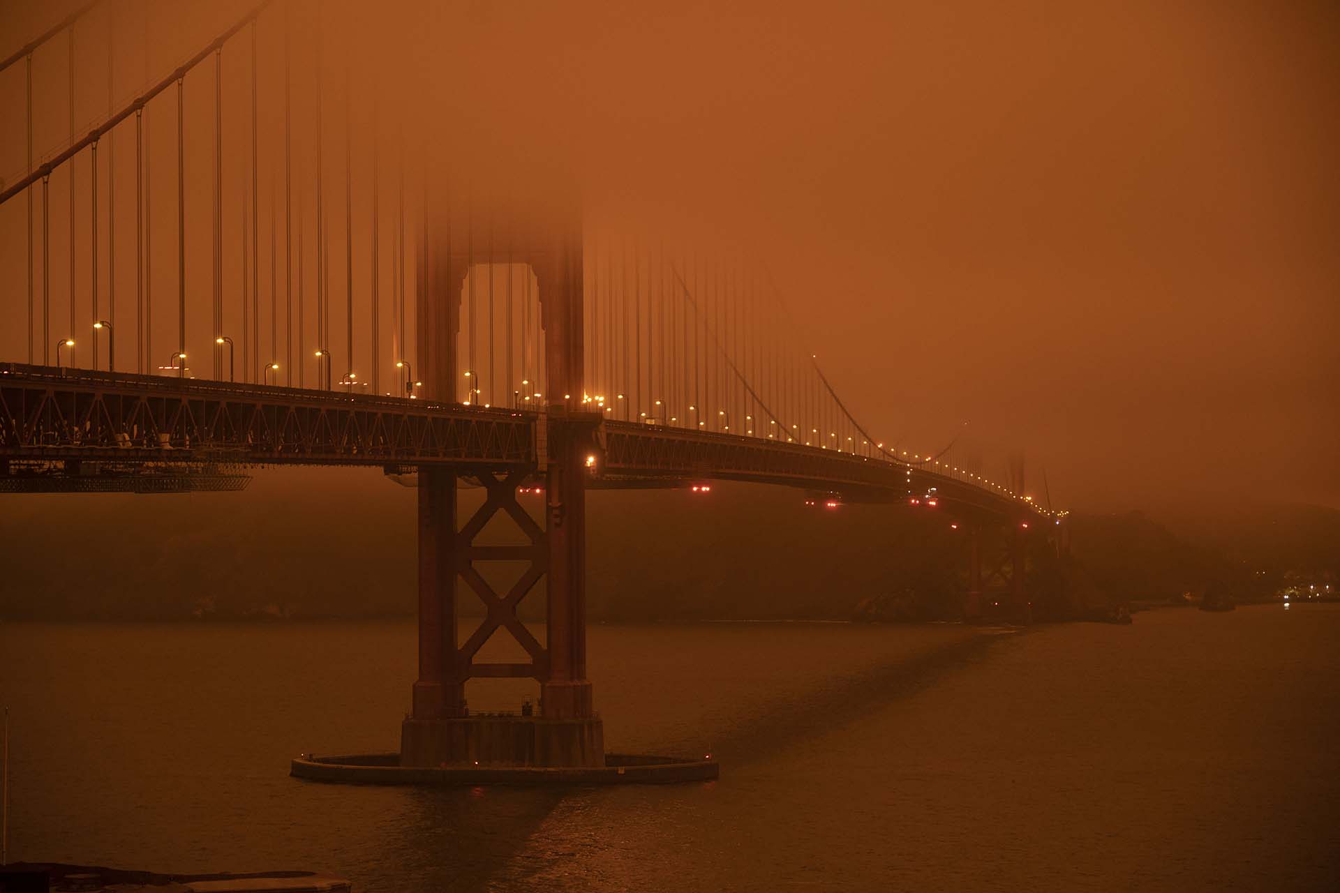 El puente Golde Gate de San Francisco, bajo el humo de los incendios forestales en California (9 de septiembre) 
