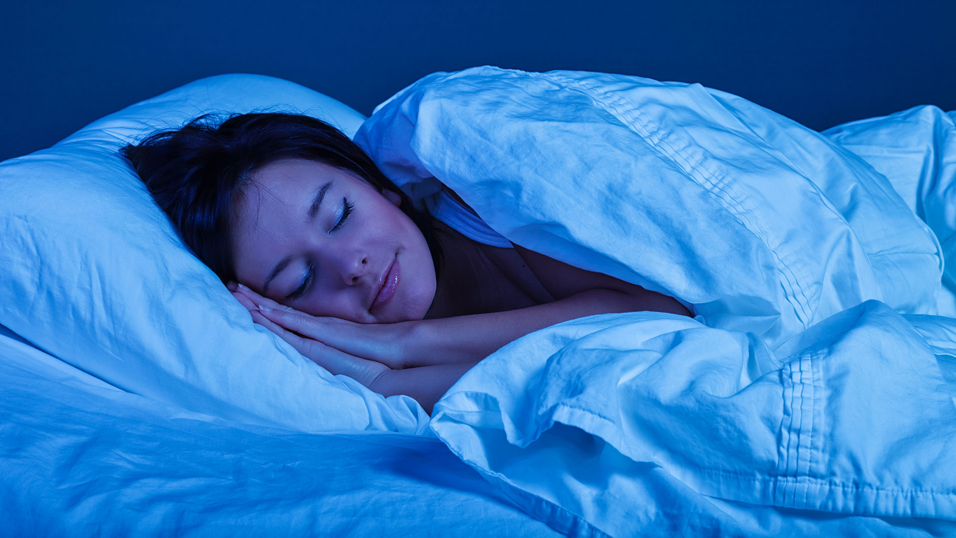 La posición lateral para dormir brinda otras ventajas, según los expertos (Getty Images)