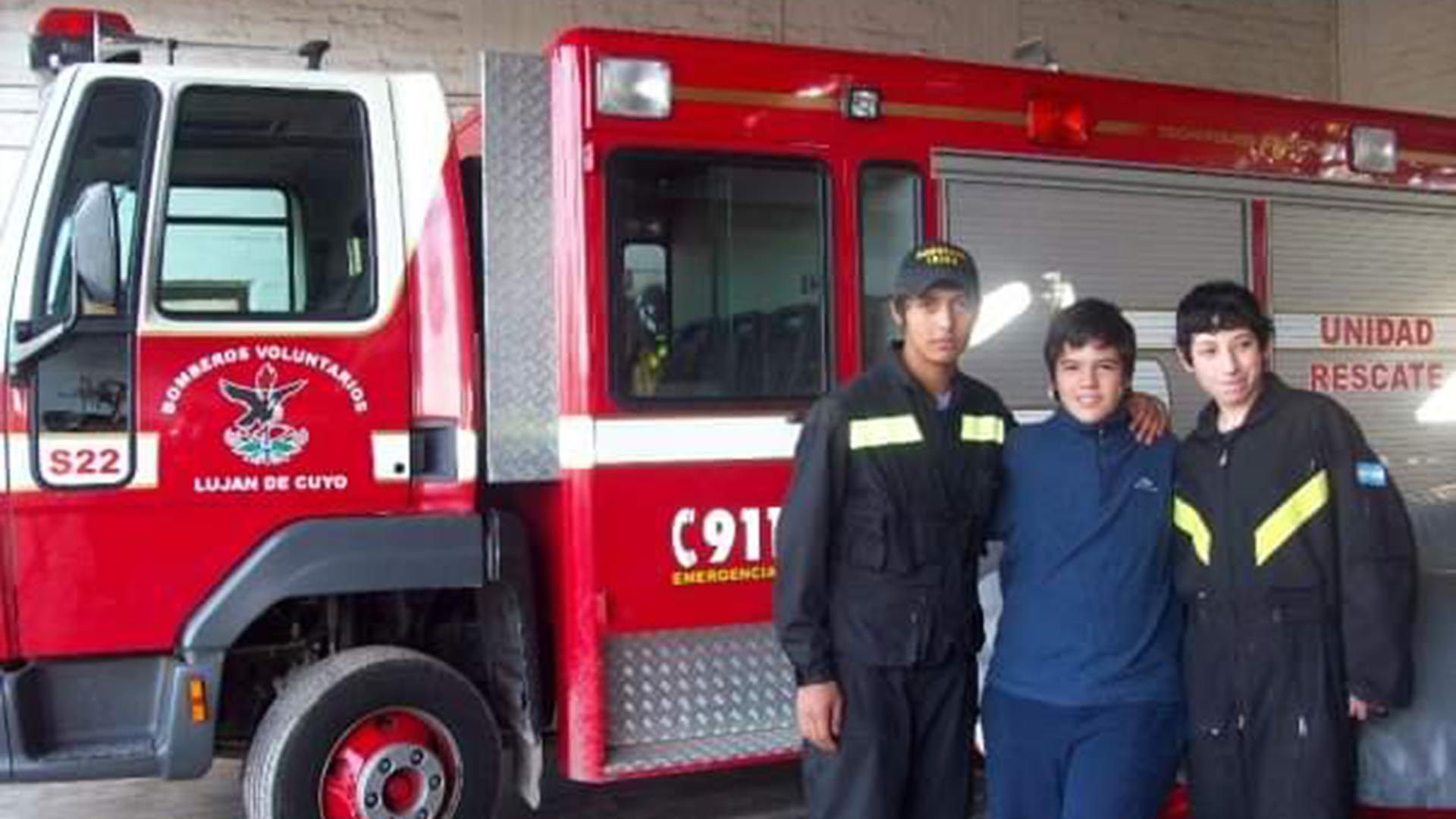 Leandro comenzó a asistir al cuartel de bomberos desde los ocho años, su pasión