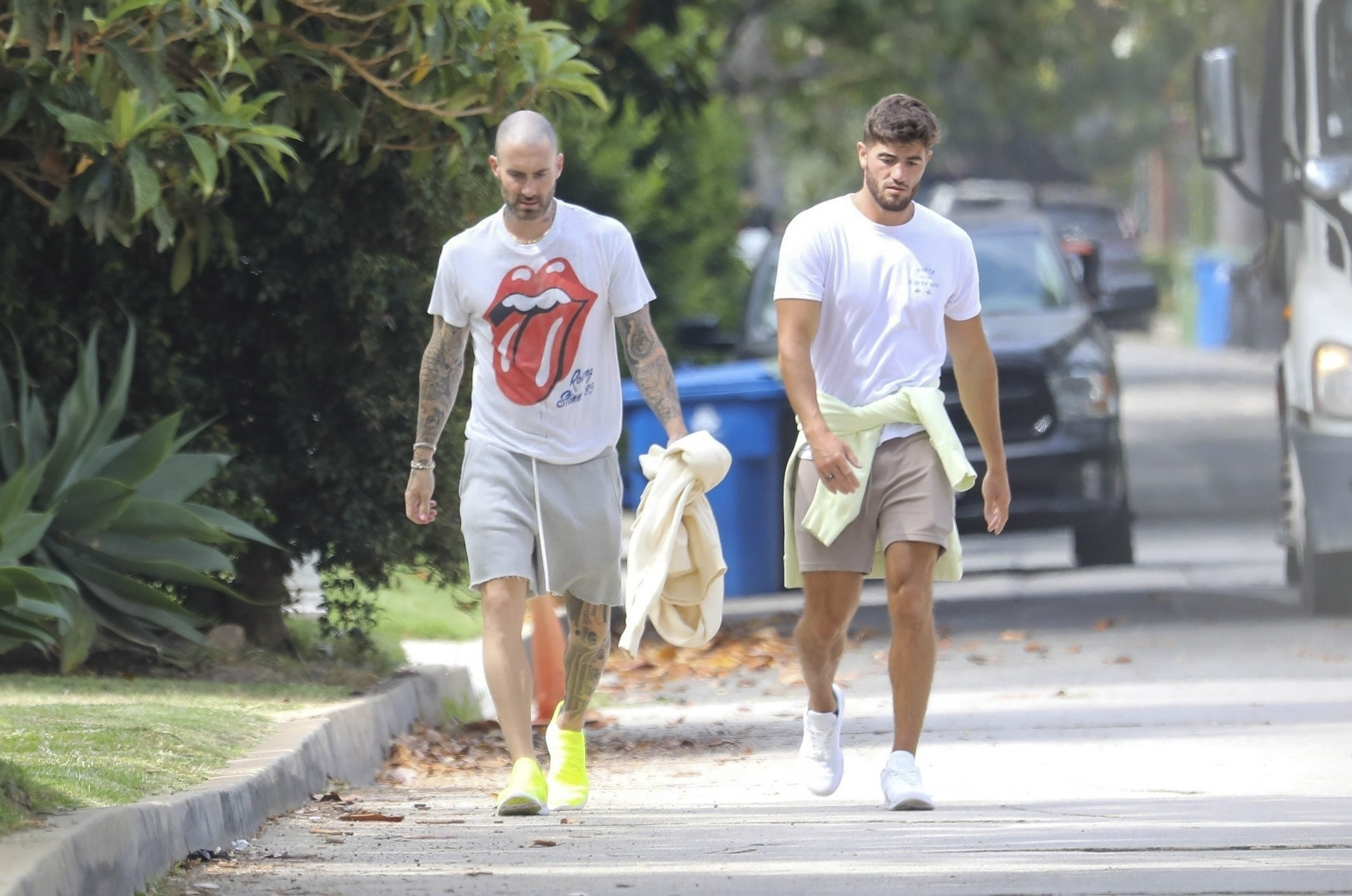 Adam Levine salió a caminar con un amigo por las calles de su vecindario en Brentwood. El cantante lució una bermuda de jogging y una remera estampada con la clásica lengua de la banda de rock Rolling Stones