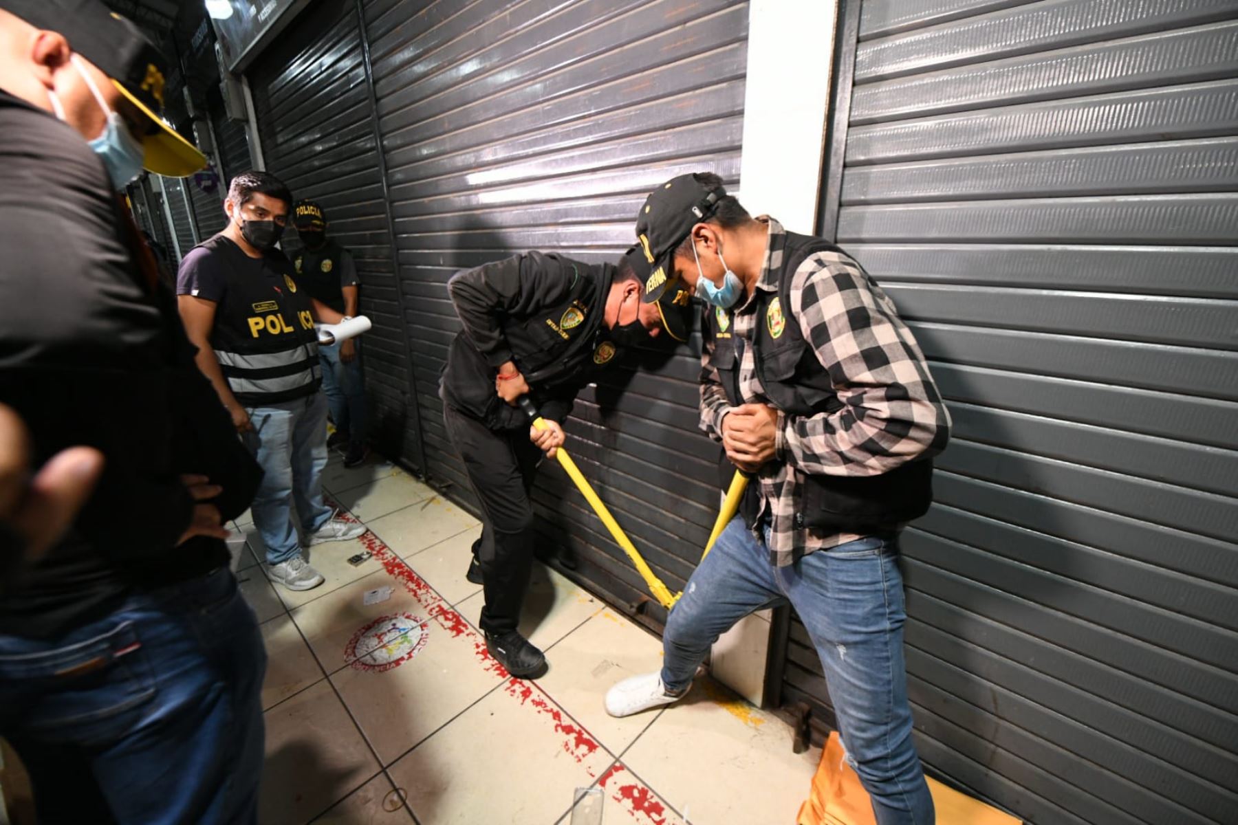 Cerca de 1,500 policías intervinieron puestos e incautaron celulares robados.
| Foto: ANDINA