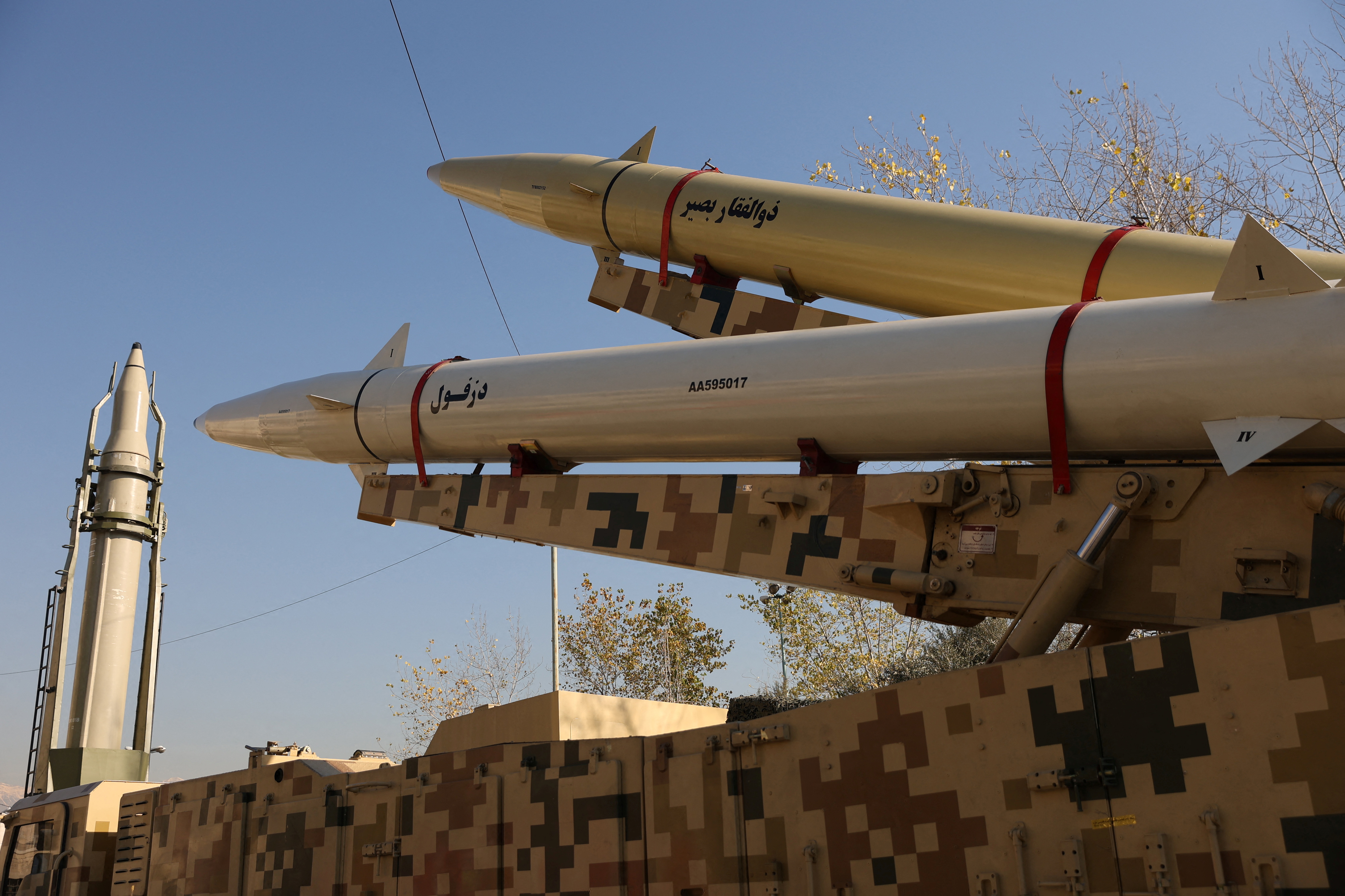 Misiles del tipo utilizado durante el ataque de represalia de Irán contra la base militar estadounidense Ayn al-Asad en 2020 se ven en exhibición en el Imam Khomeini Grand Mosalla en Teherán, Irán, el 7 de enero de 2022. Majid Asgaripour / WANA (Agencia de Noticias de Asia Occidental) vía REUTERS