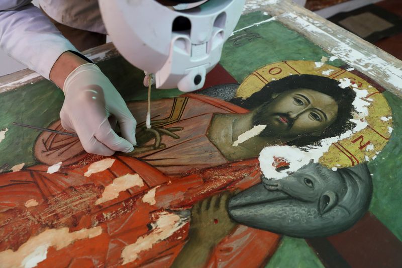 (Foto ilustrativa de archivo: REUTERS/Murad Sezer) El restaurador griego Venizelos Gavrilakis trabaja en la restauración de una obra de arte en Estambul 
