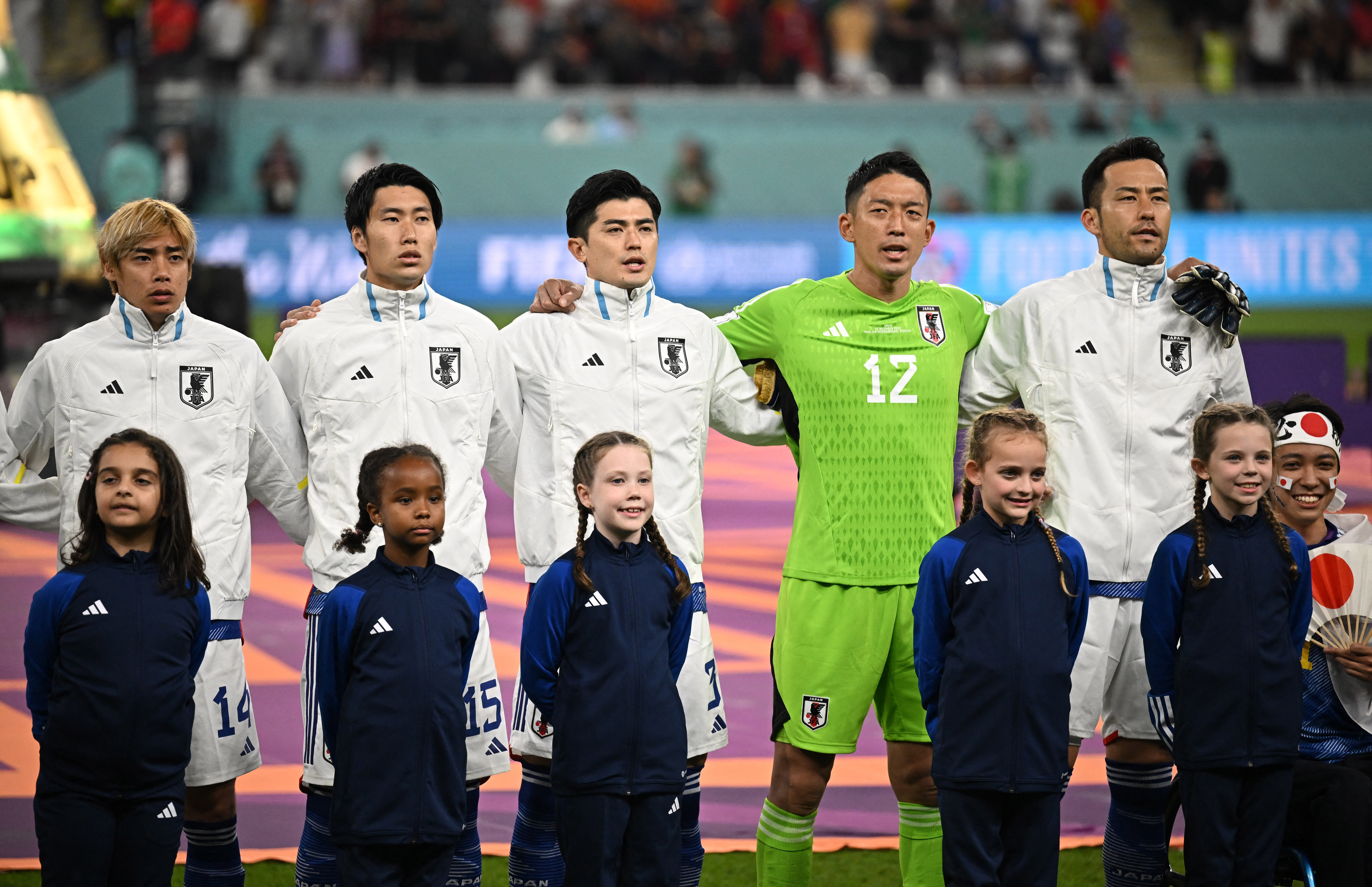 Los jugadores de Japón alineados para cantar el himno nacional de su país en la previa del choque ante España en Qatar 2022 (REUTERS/Dylan Martinez)