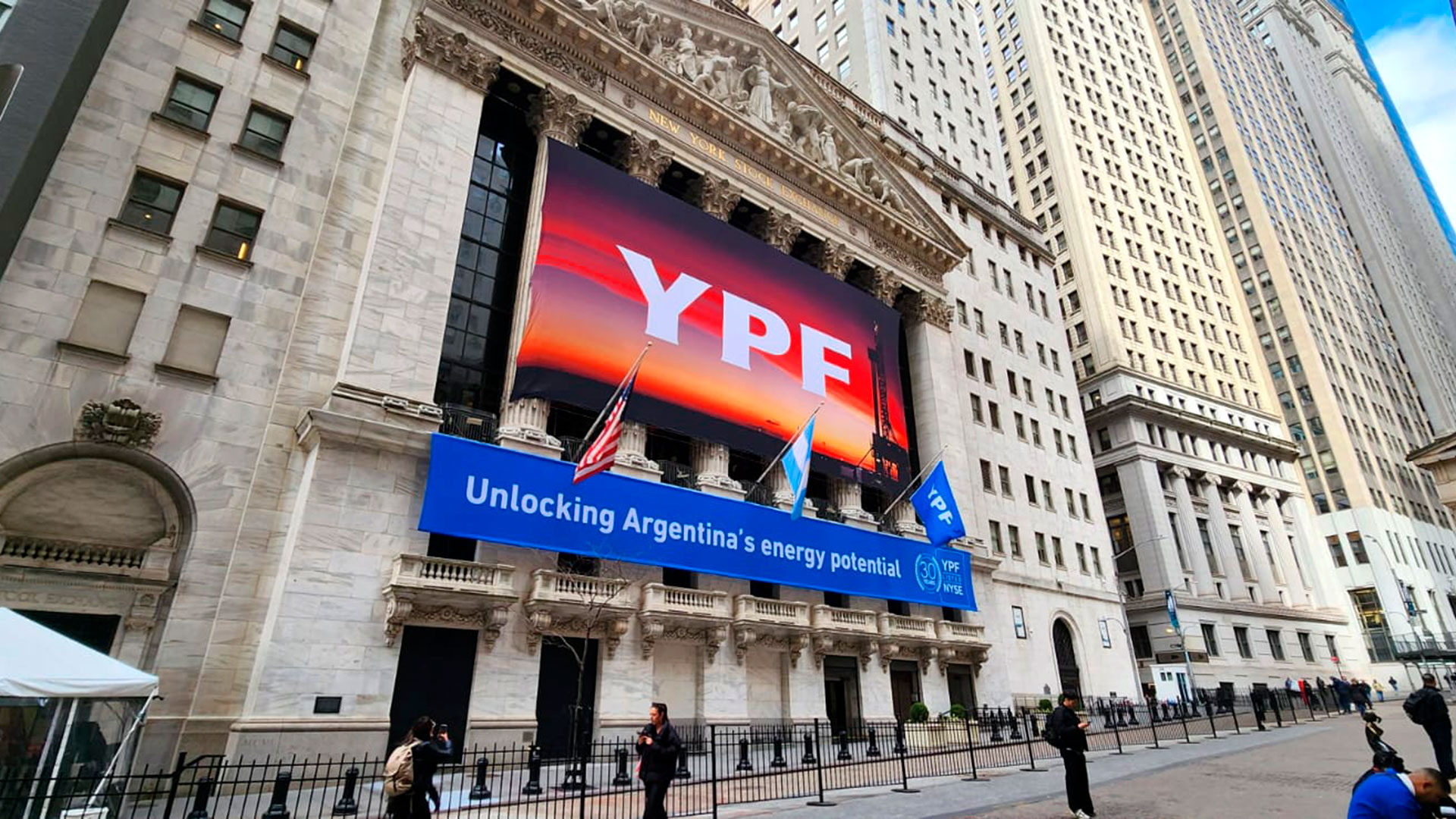 El frente del NYSE "vestido" del YPF
