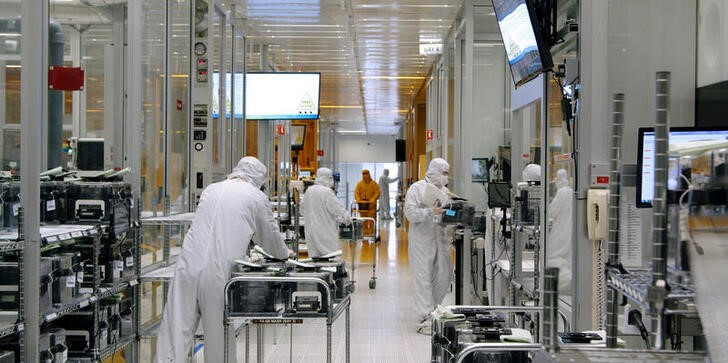 Trabajadores en el interior de la sala del fabricante de semiconductores estadounidense SkyWater Technology Inc, donde se fabrican chips informáticos, en Bloomington, Minnesota, EE.UU. (SkyWater Technology/Handout via REUTERS)