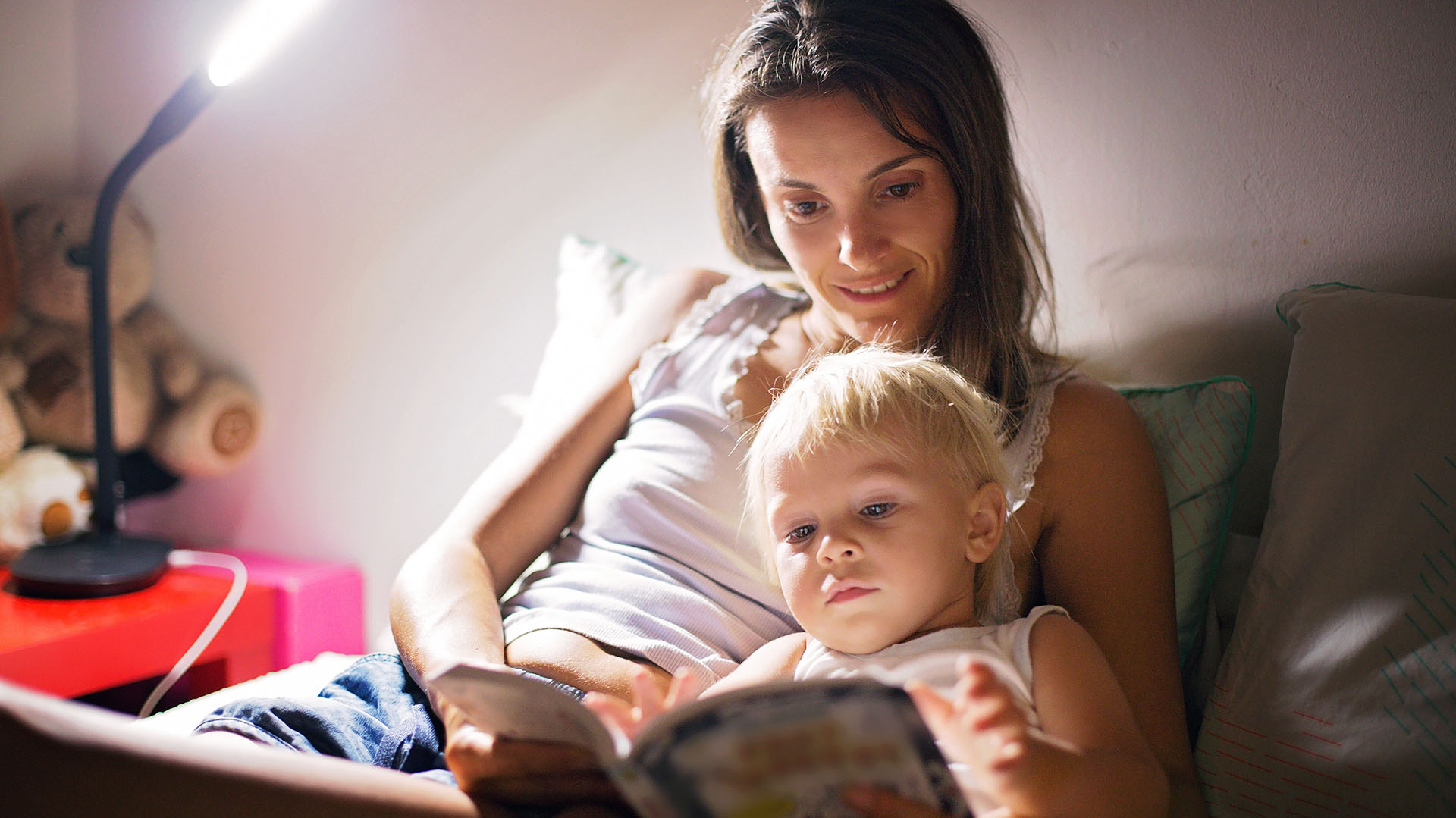 “Leer un cuento y acompañar al niño hasta que se duerma”, es uno de los consejos que brinda Gandsas a los padres que la consultan (Getty)