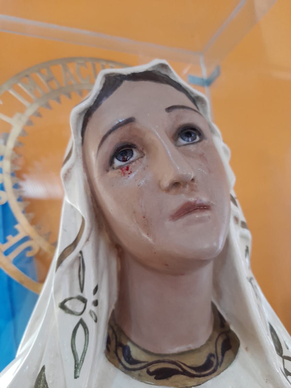 La imagen de la Virgen de Vinará en la que se observan supuestos restos de sangre, según aseguran fieles de la capilla de ese pueblo santiagueño (Foto: SIDERA MEDIA)