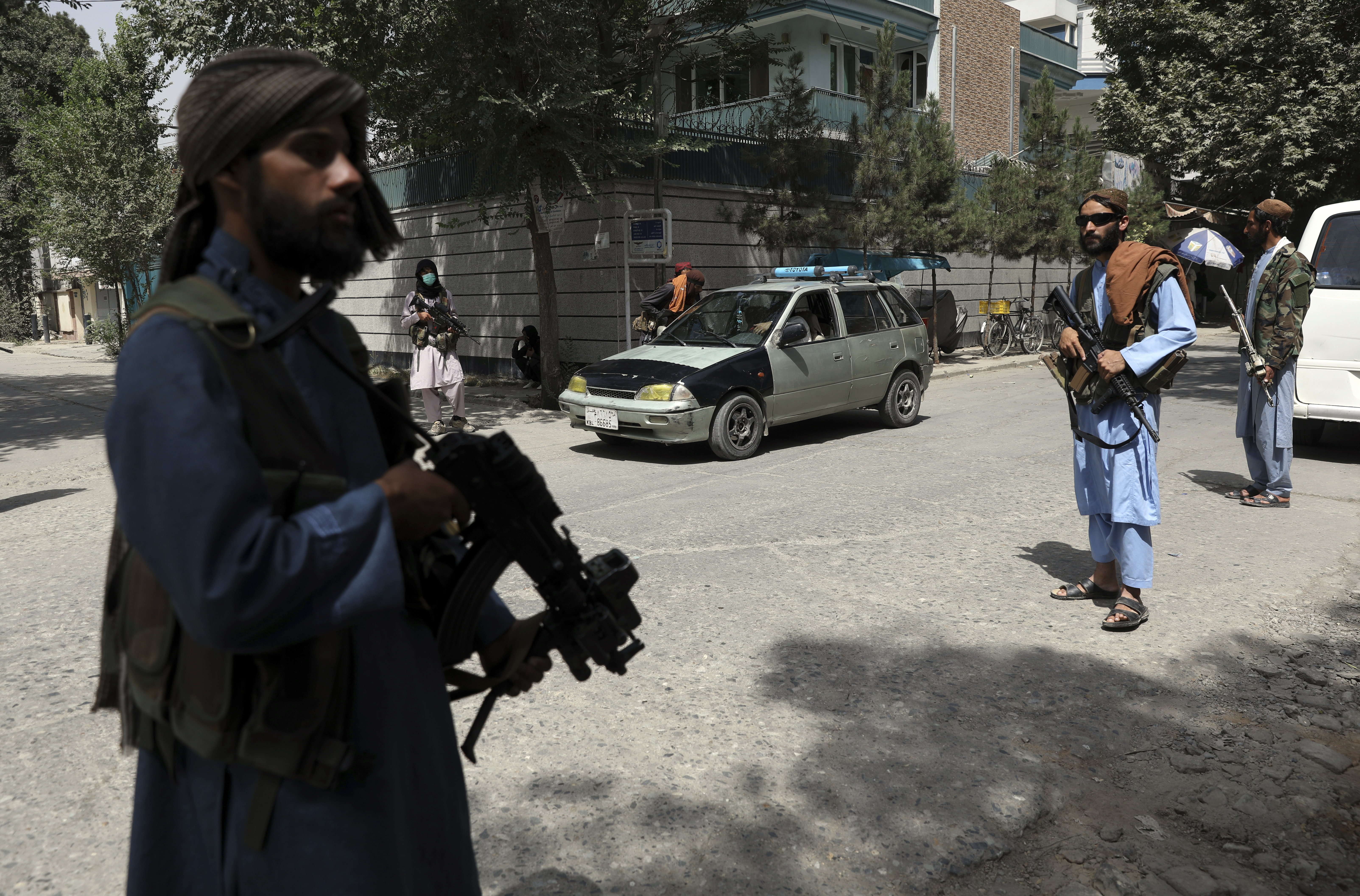 Talibanes patrullando las calles de Kabul (Foto: AP)