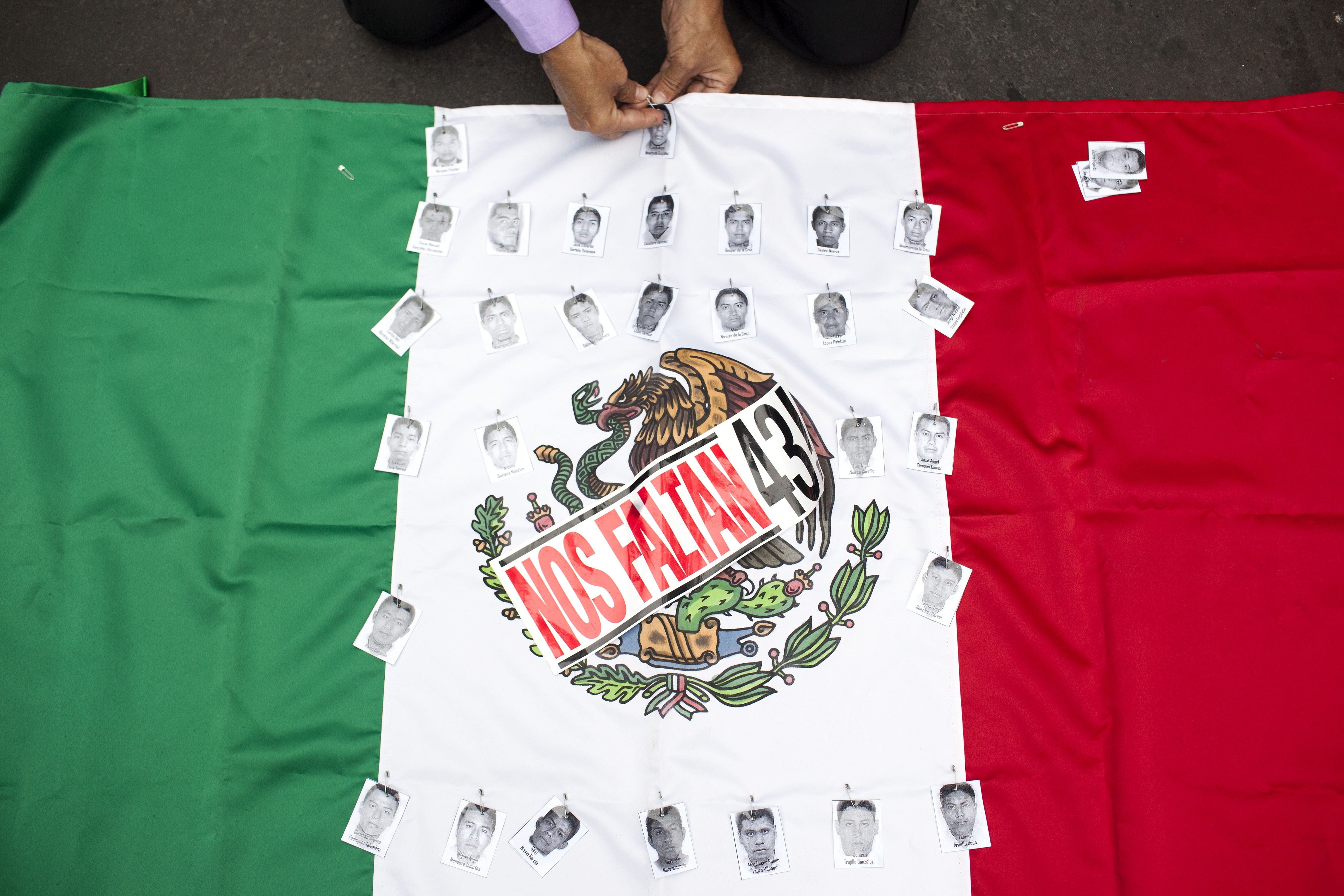 Han pasado 6 años desde el suceso trágico en el que 43 jóvenes estudiantes de la escuela normal rural Isidro Burgos de Ayotzinapa, fueron víctimas de desaparición forzada por parte del ejercito, en la administración de Enrique Peña Nieto (FOTO: BRETT GUNDLOCK)
