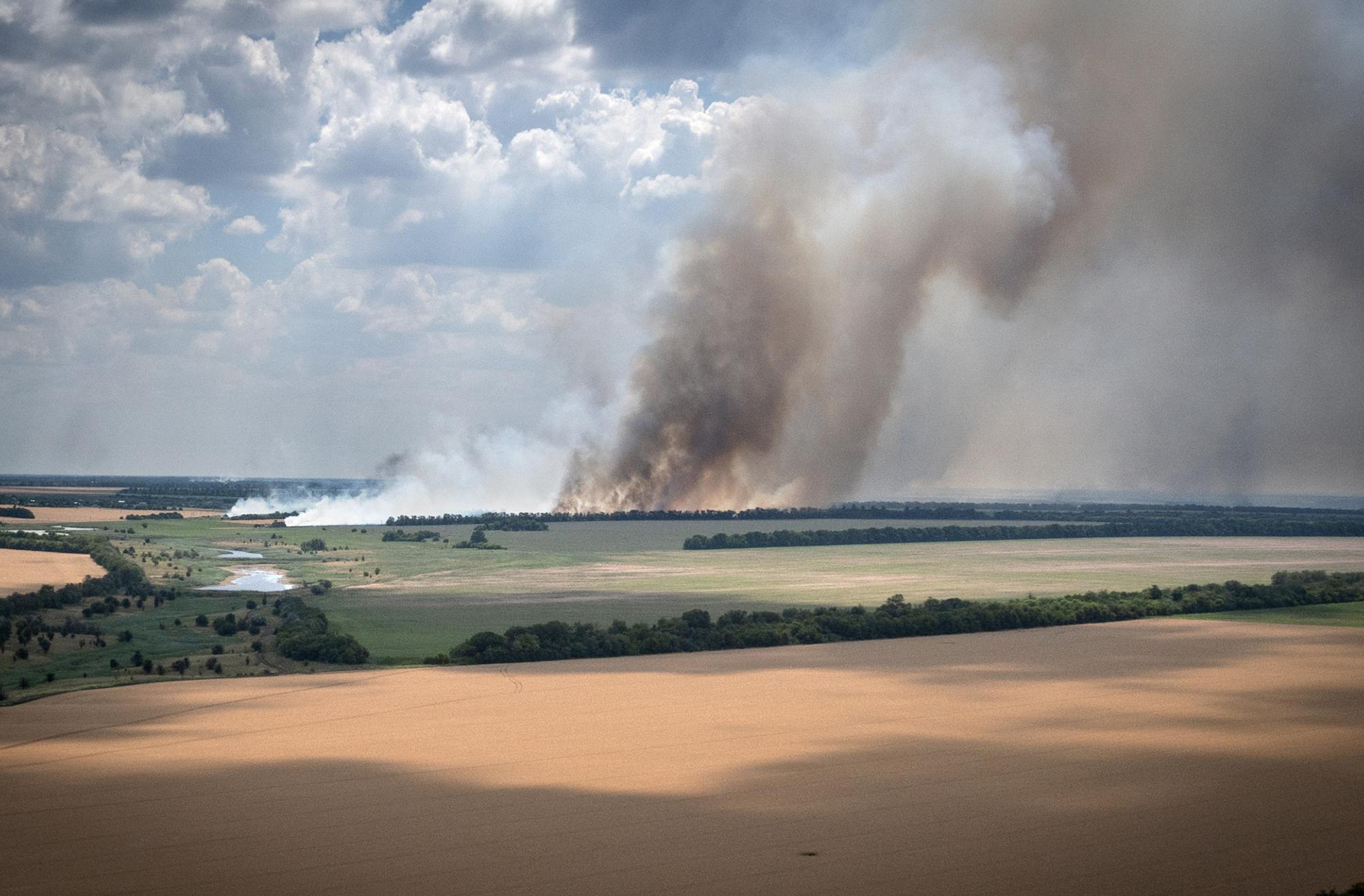 Humo sale del frente entre las tropas ucranianas y rusas, con una granja en primer plano en la región de Dnipropetrovsk de Ucrania, el lunes 4 de julio de 2022. (Foto AP/Efrem Lukatsky, archivo)