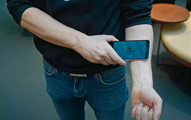 Empresa sueca desarrolla implante de microchip bajo la piel que mostraría el pasaporte Covid-19