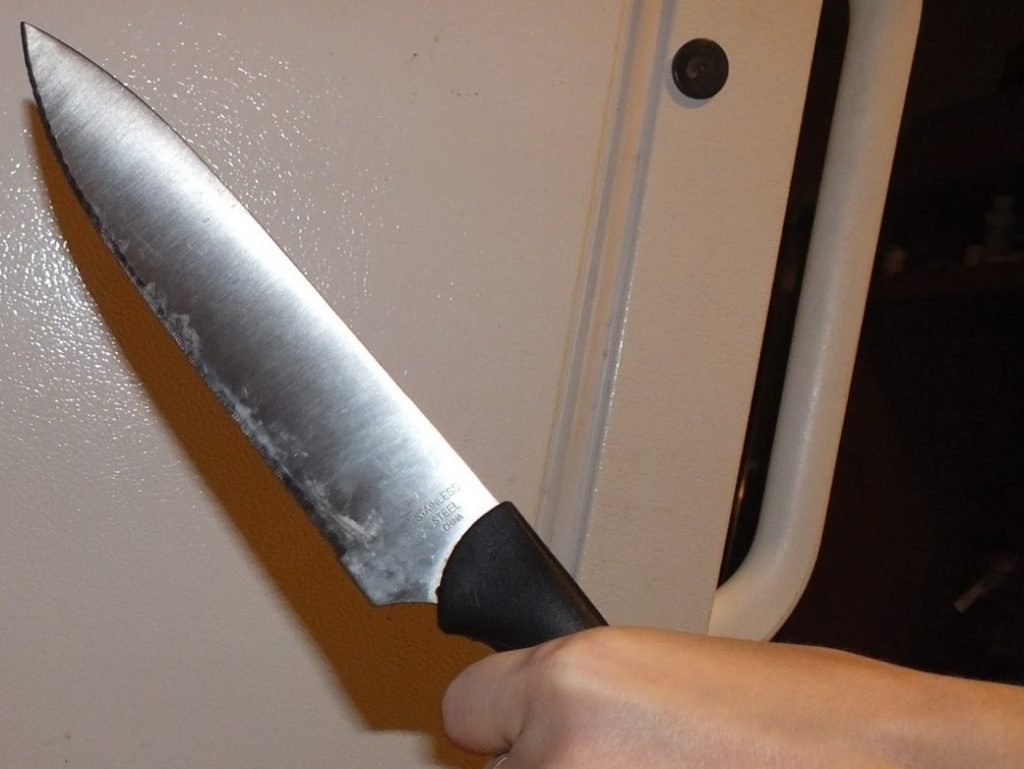 Los cuchillos u objetos cortantes están terminantemente prohibidos en las cabinas de pasajeros