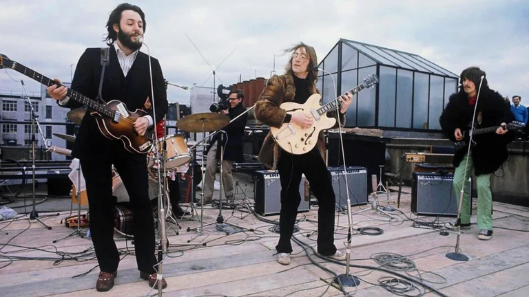 The Beatles en la azotea del estudio Apple