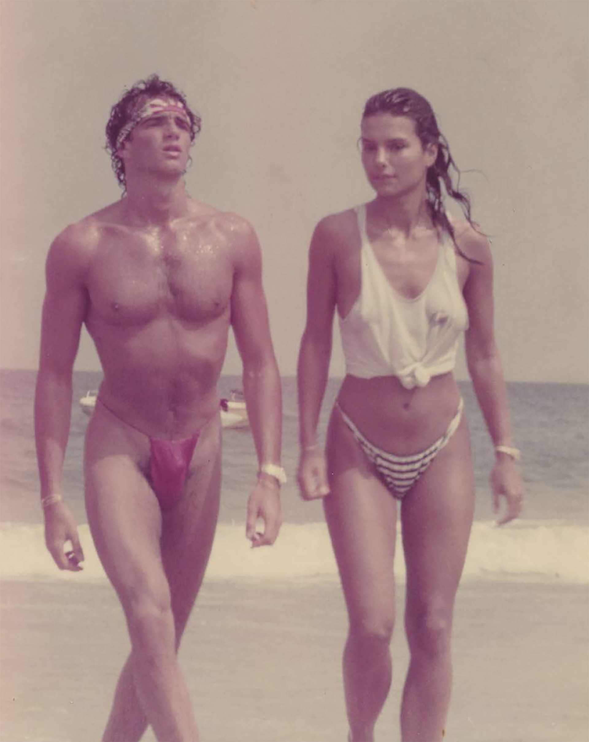 Alan Faena en los 80, caminando por las playas de Ibiza junto a su novia alemana, en una fotografía que aparece en un libro sobre su vida, editado por la prestigiosa Casa Rizzoli