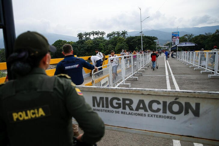 Una funcionaria de Migración Colombia custodia el principal acceso de venezolanos en el Puente Internacional Simón Bolívar, antes de la reapertura oficial de la frontera, en Cúcuta, Colombia. REUTERS/Leonardo Fernandez Viloria