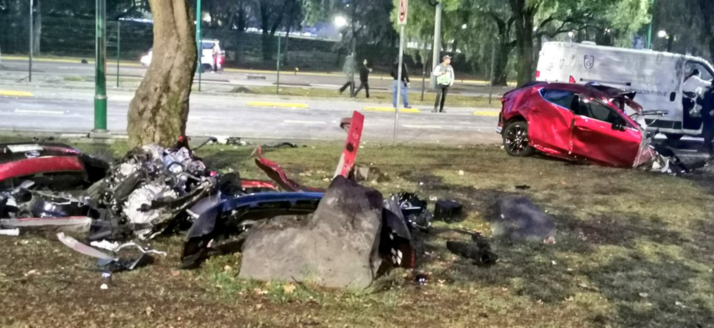 Fatal accidente en CDMX: automóvil quedó partido a la mitad tras fuerte choque en Insurgentes Sur
