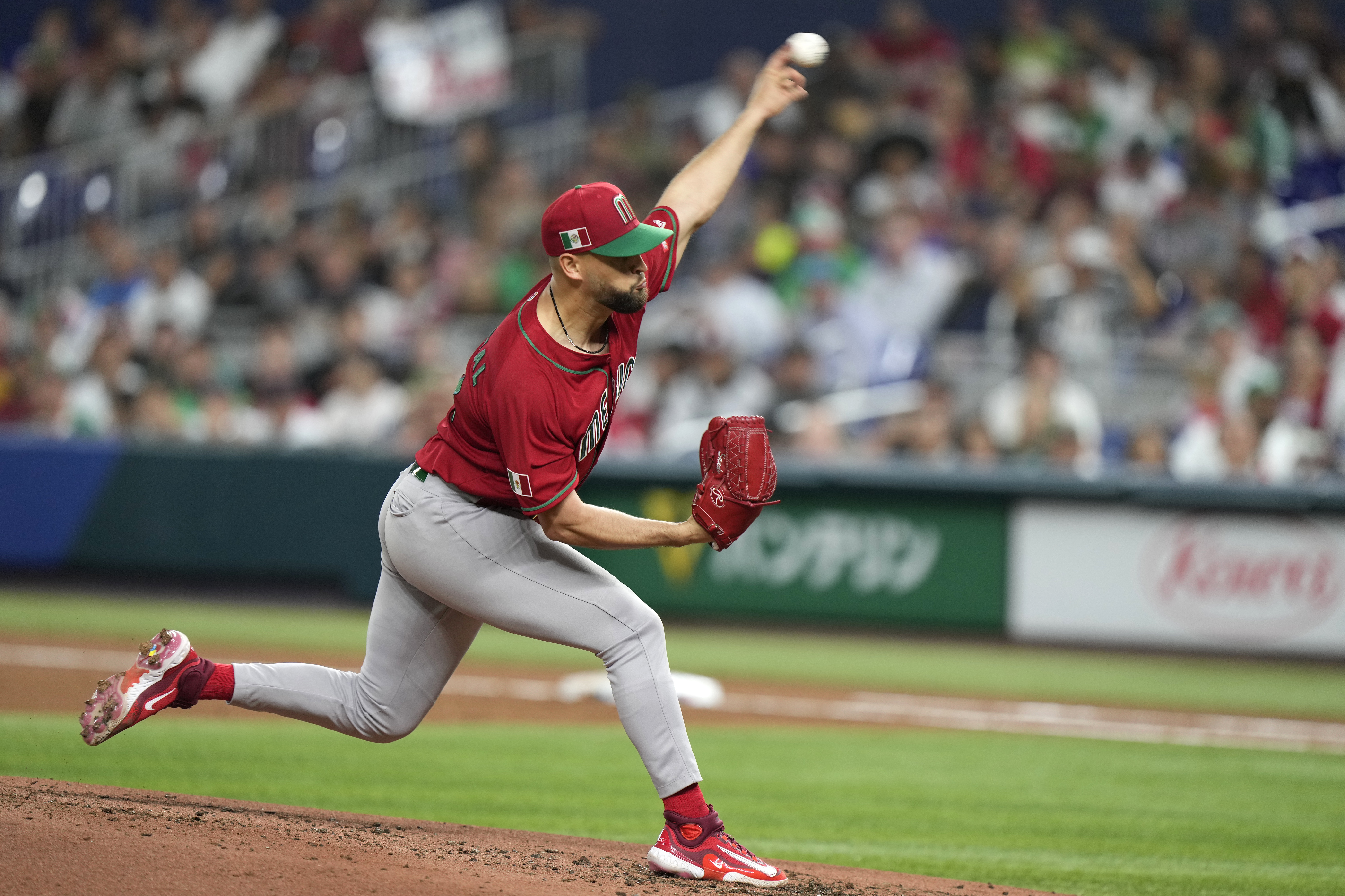 Patrick Sandoval cargó con la derrota para México a pesar de su buena actuación (AP Foto/Wilfredo Lee)