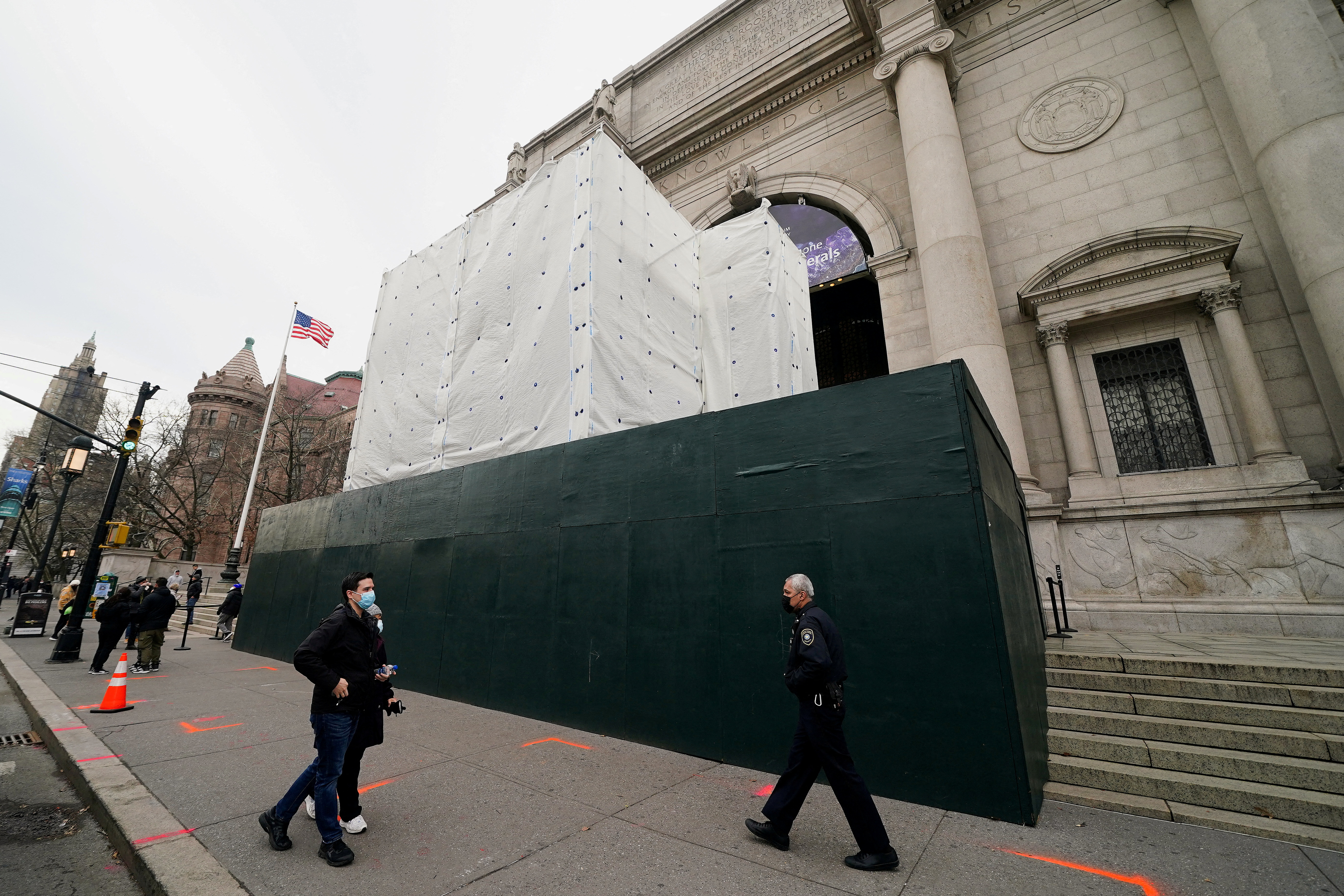 Neoyorquinos caminan frente al Museo Americano de Historia Natural en Manhattan, donde la estatua de Roosevelt fue escondida y luego retirada (REUTERS/Carlo Allegri)