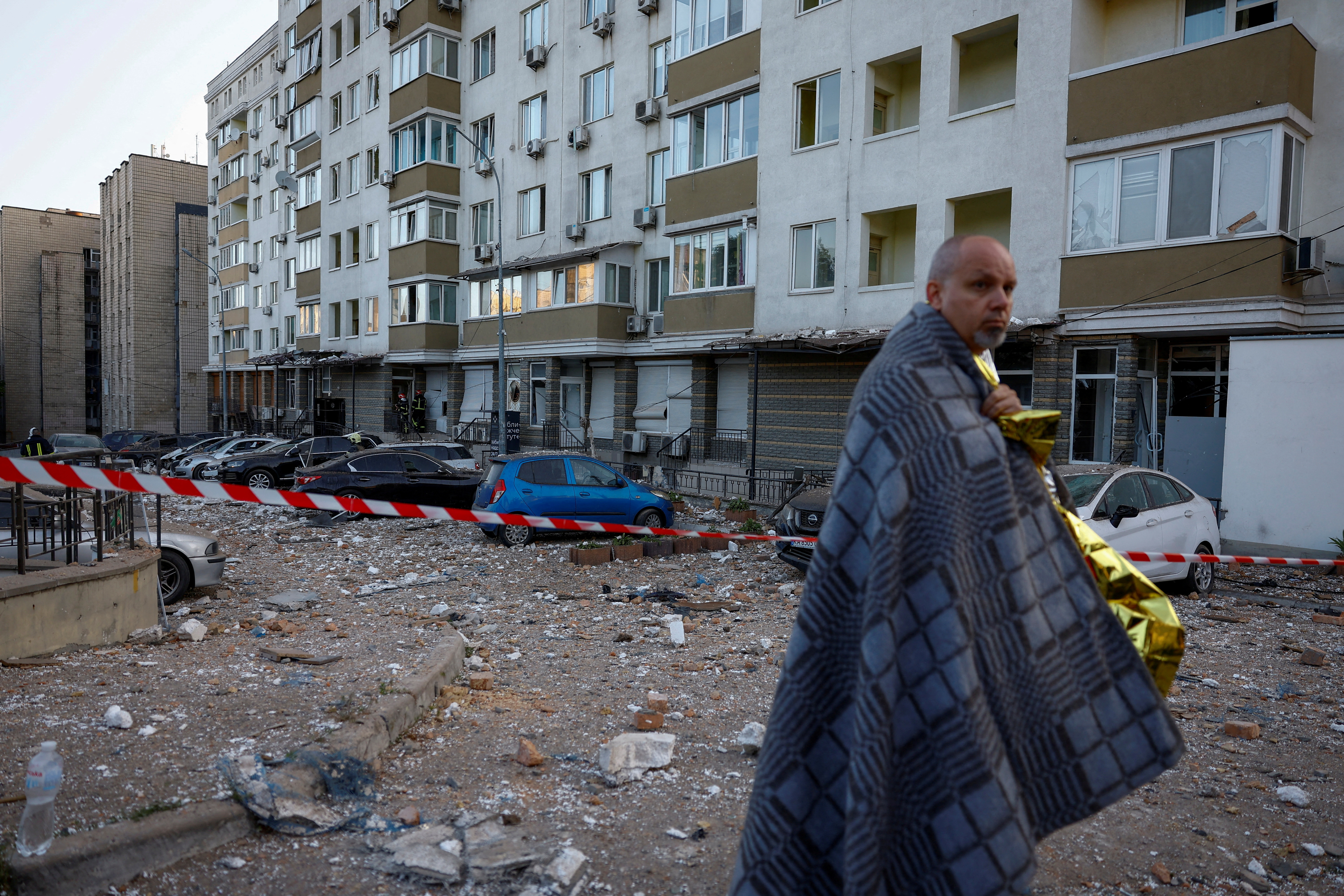 Un hombre junto a su edificio de apartamentos fuertemente dañado durante un ataque masivo de drones rusos, en medio del ataque de Rusia a Ucrania, en Kiev, Ucrania 30 de mayo 2023. REUTERS/Valentyn Ogirenko/Archivo