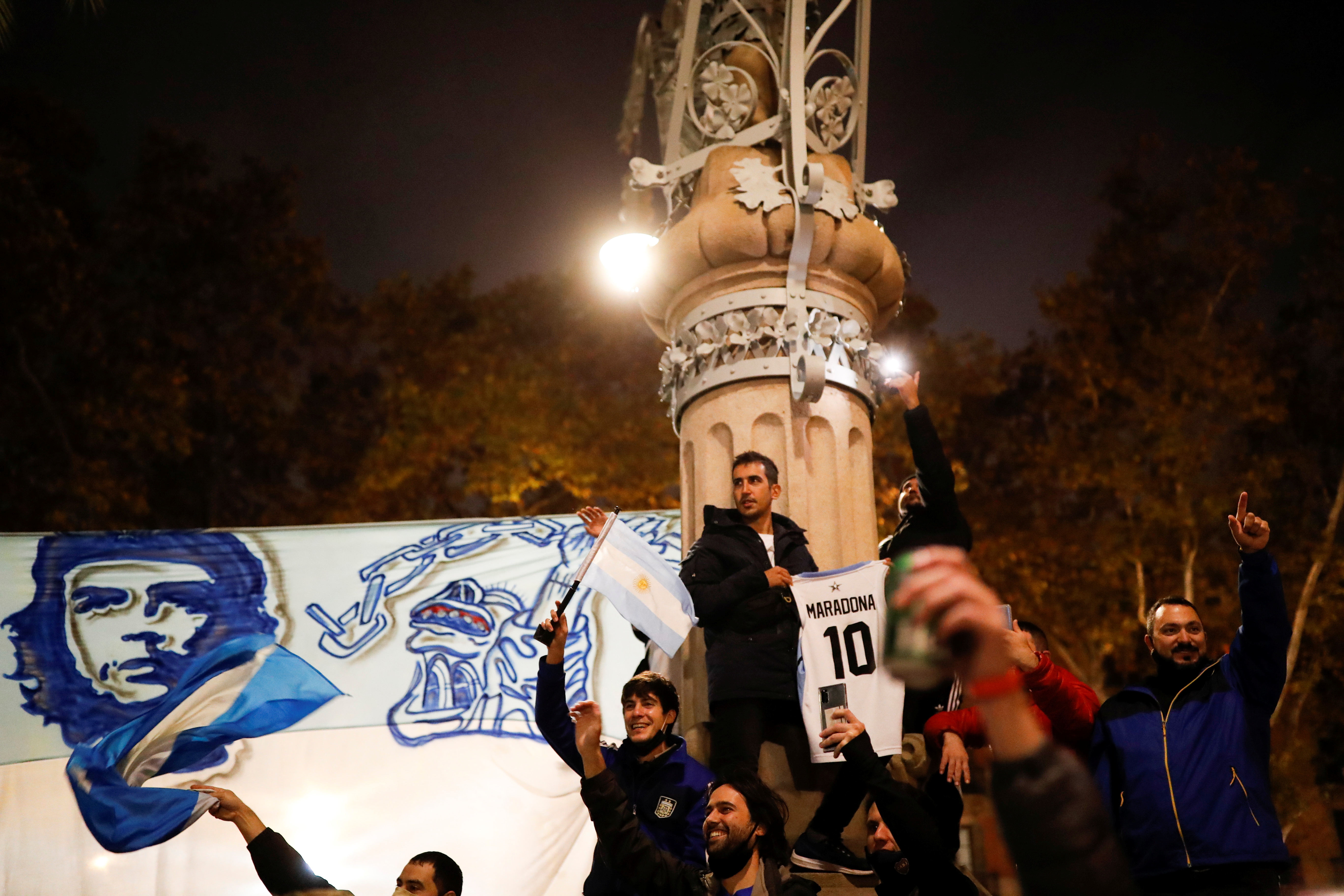 En la Argentina se decretaron tres días de duelo nacional por la muerte del Pelusa, como lo apodaban de niño