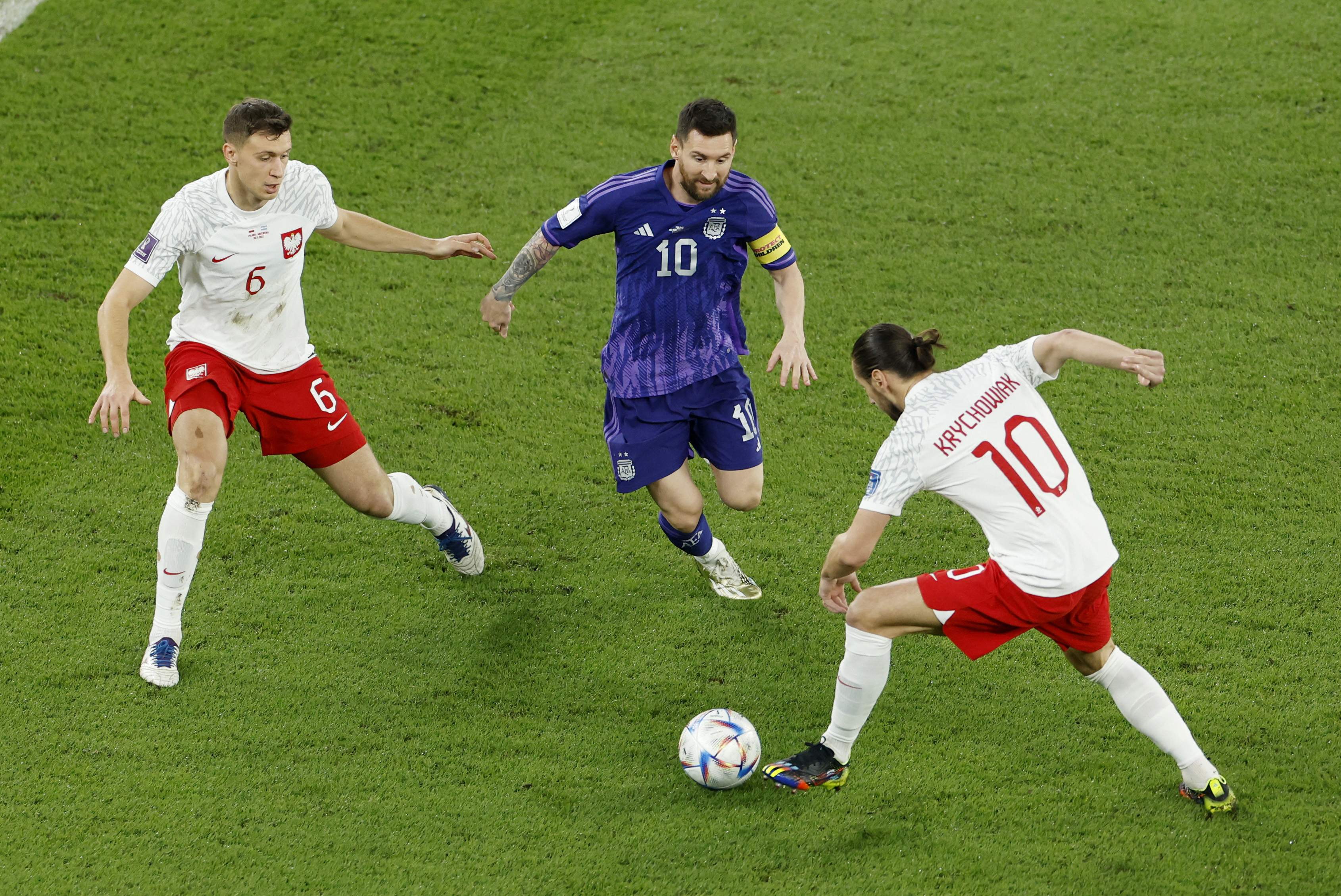 Lionel Messi escapa de las marcas de Krystian Bielik y Grzegorz Krychowiak. Foto: REUTERS/Issei Kato