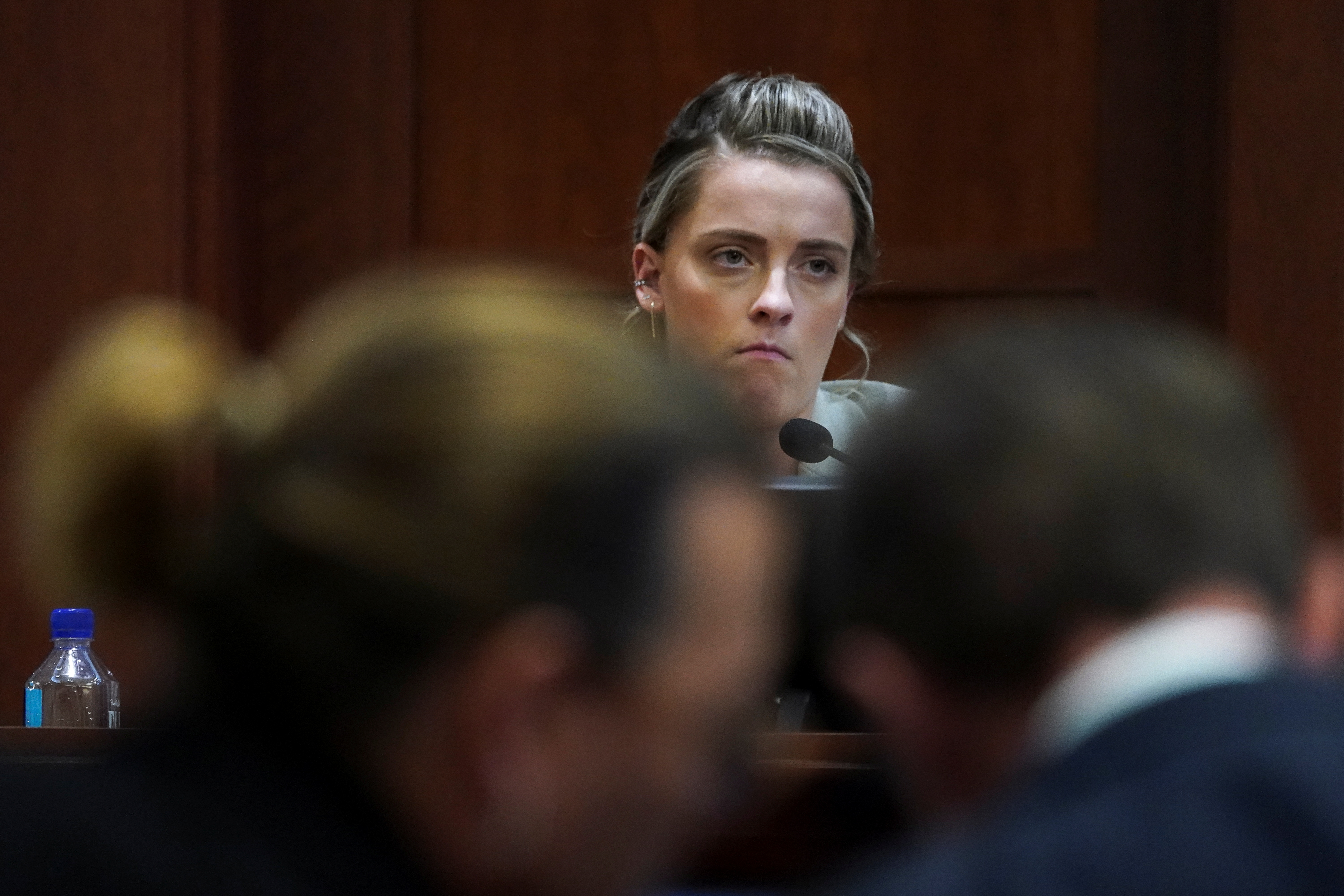 Johnny Depp habla con su abogado mientras testifica Whitney Henriquez, la hermana de Amber Heard (Reuters)