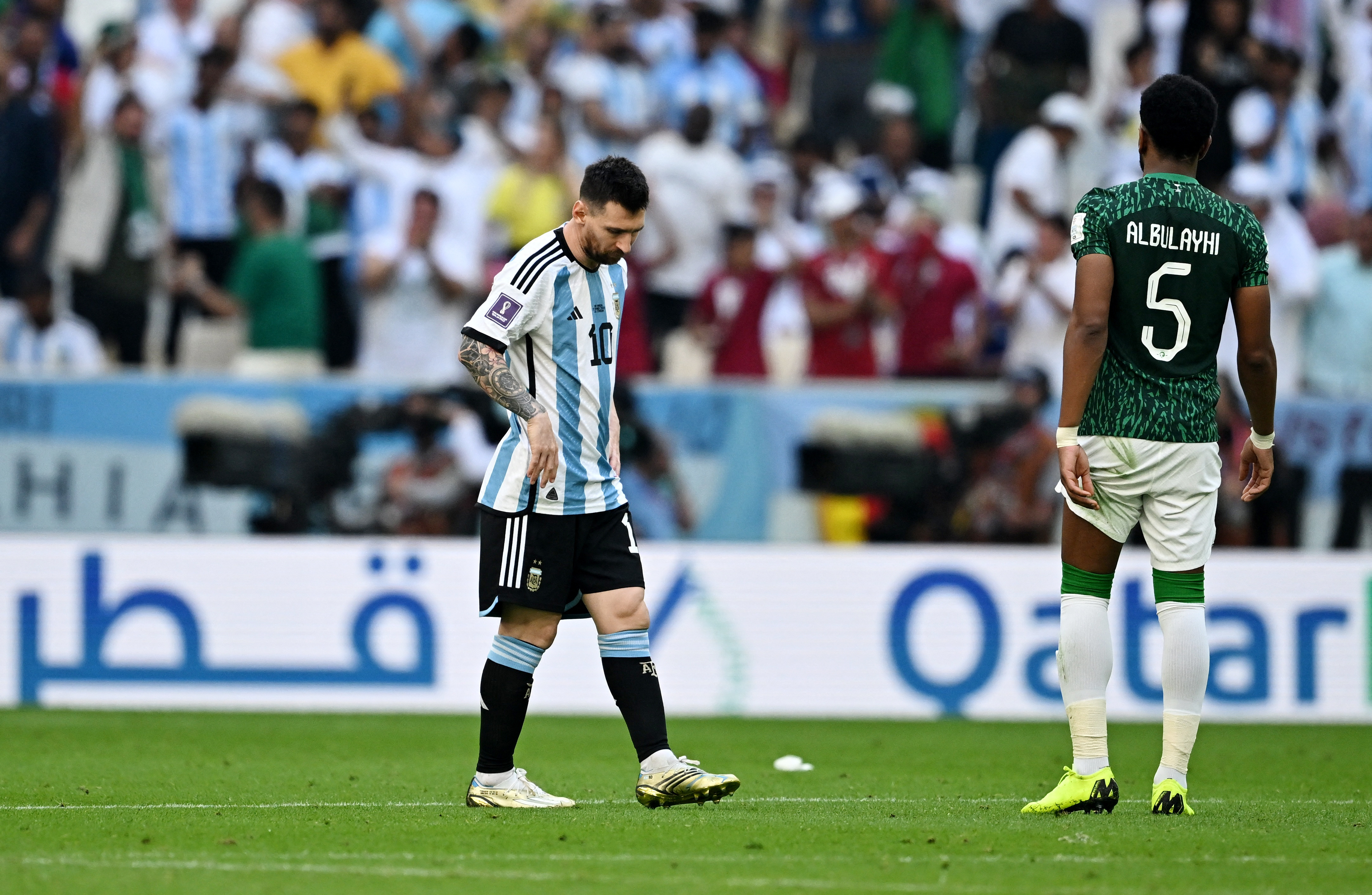 El cruce del defensor saudí con el capitán argentino se produjo durante los festejos del segundo gol de los Halcones Verdes (REUTERS/Dylan Martinez)