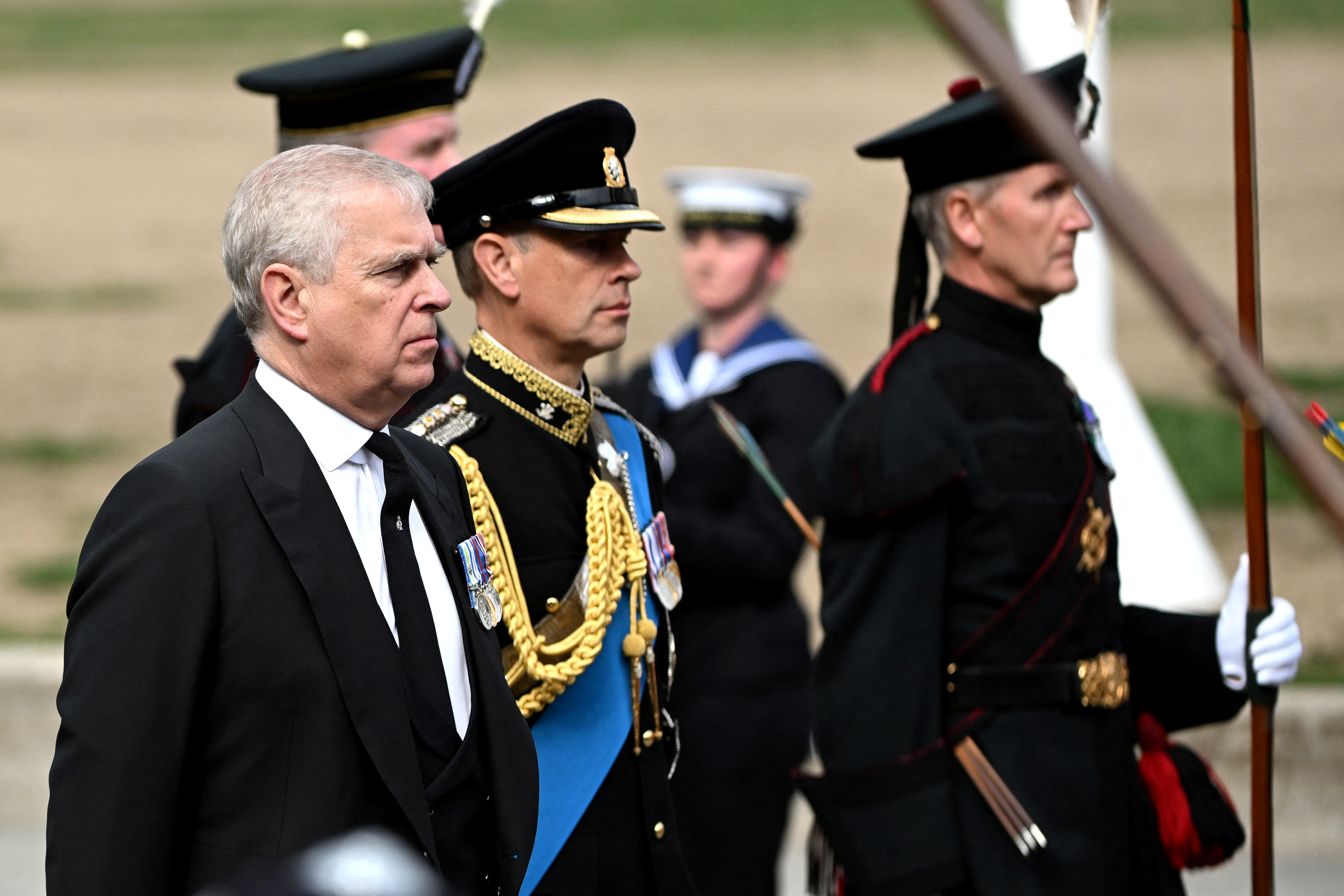 El príncipe Eduardo no hizo el servicio militar, pero pasó un breve periodo como cadete de los Royal Marines tras dejar la universidad en la década de 1980 (REUTERS)