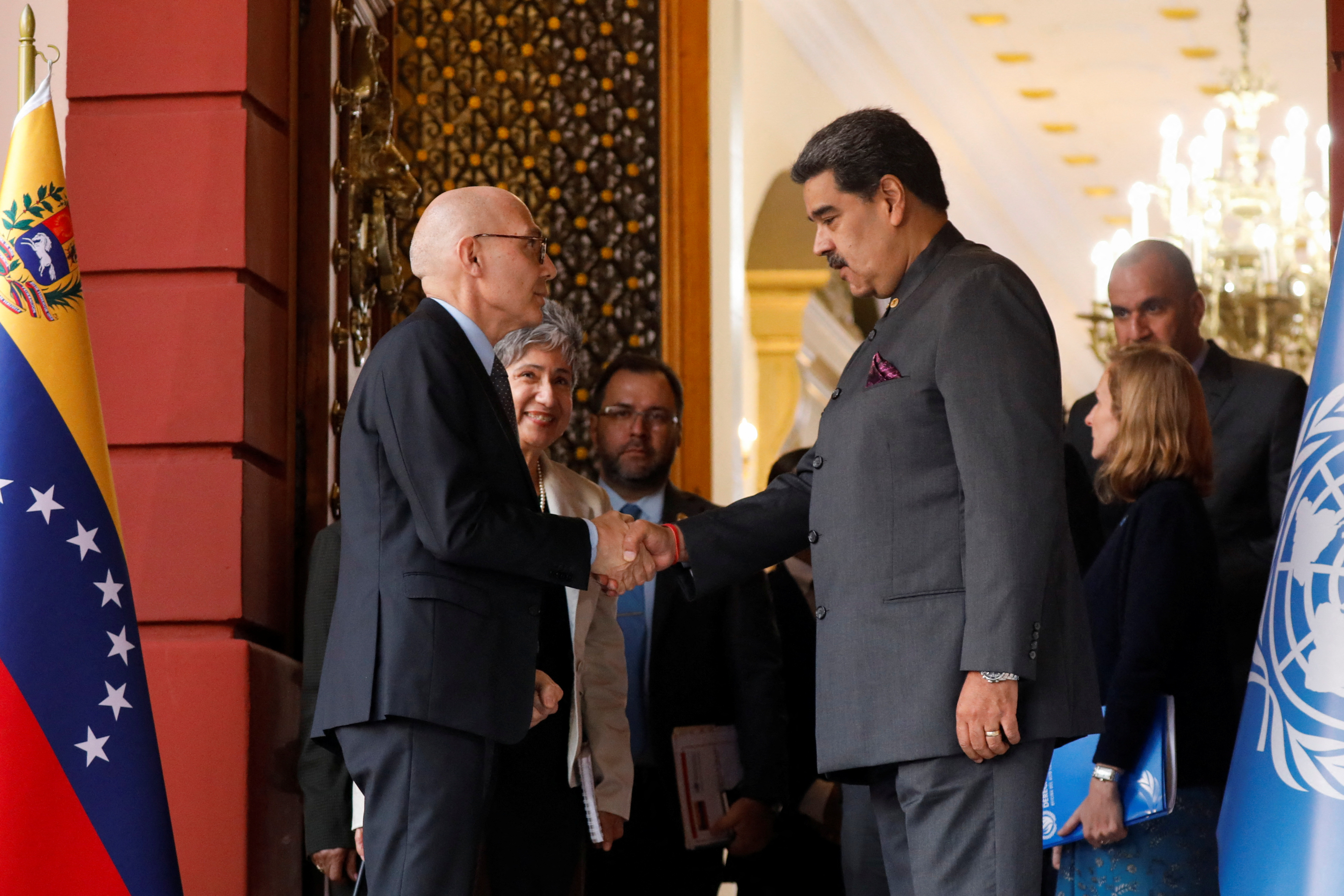 El Alto Comisionado de las Naciones Unidas para los Derechos Humanos, Volker Turk, y el dictador de Venezuela, Nicolás Maduro, se dan la mano después de una reunión en el Palacio de Miraflores, en Caracas