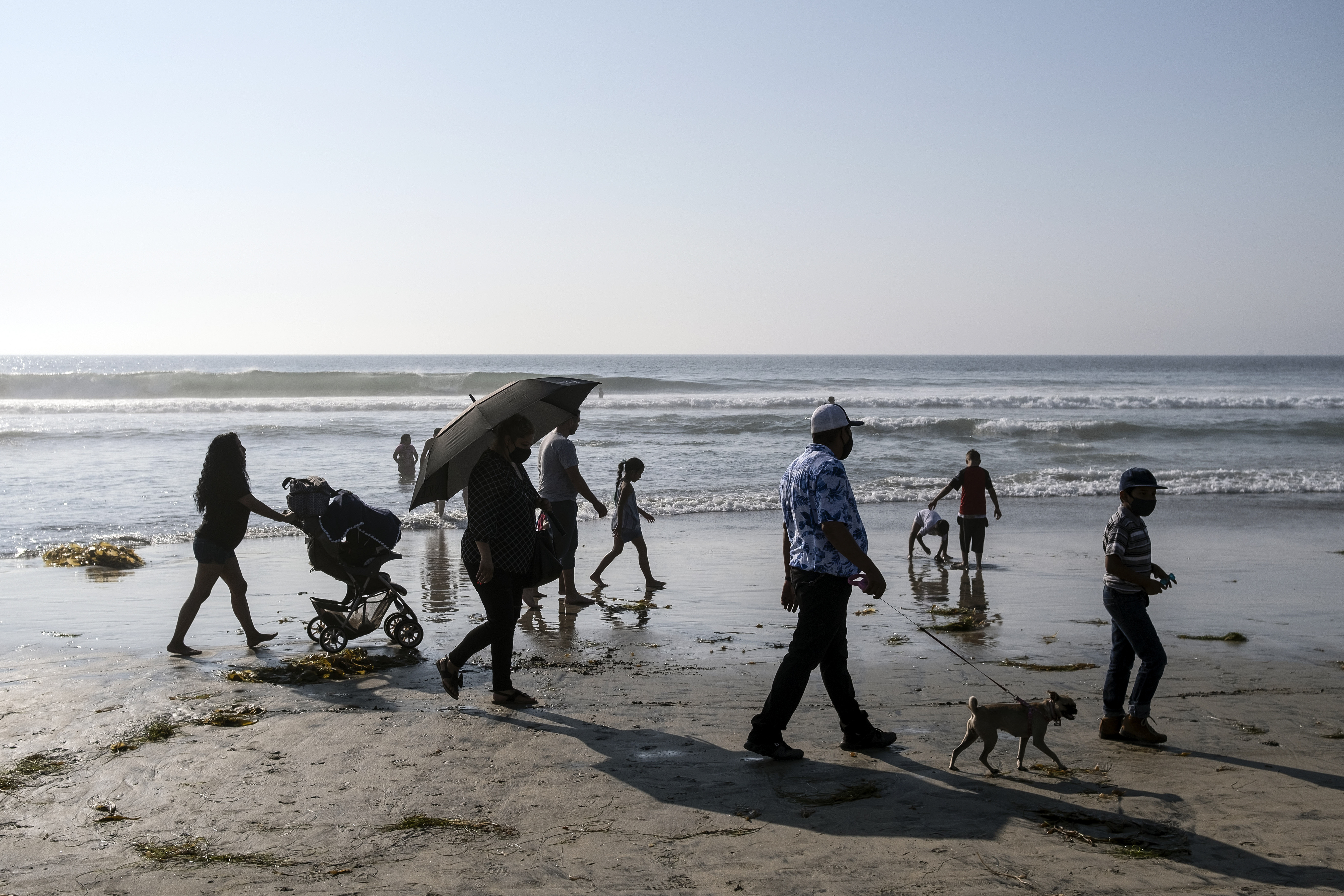 La gente se reúne en Playas de Tijuana cerca de la frontera entre Estados Unidos y México en Tijuana, estado de Baja California, México, el 3 de octubre de 2020, en medio de la pandemia del coronavirus COVID-19.