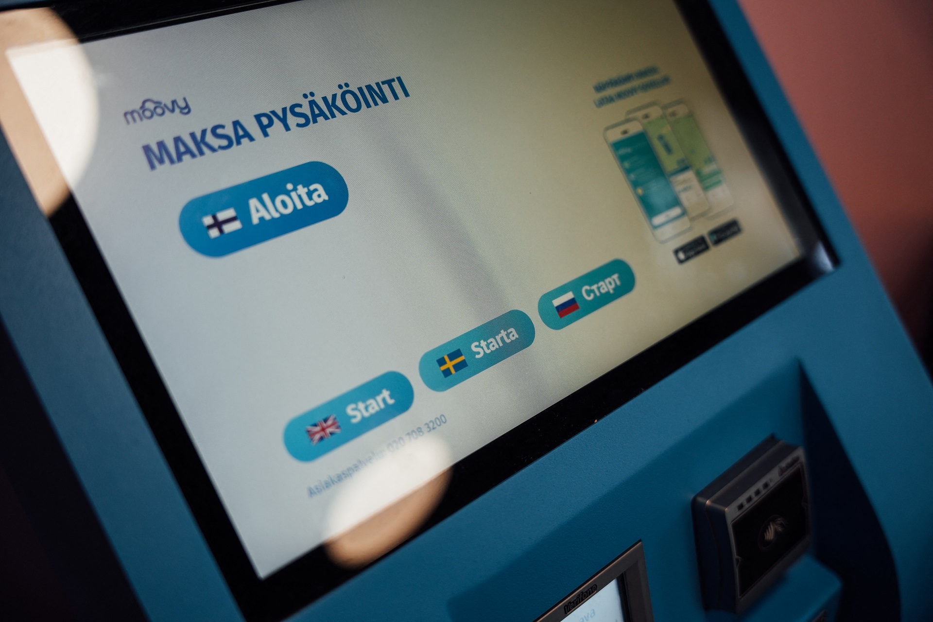 La máquina para pagar la tarifa de estacionamiento, con idioma ruso disponible 