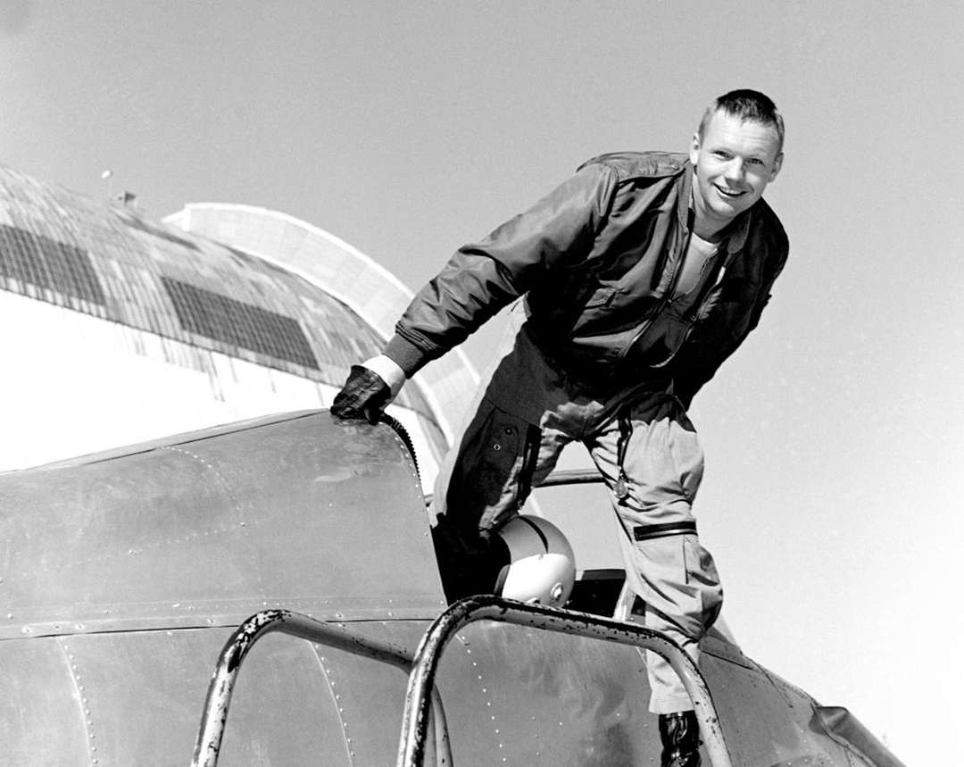Neil Armstrong en la cabina del avión Ames Bell X-14 en el Centro de Investigación Ames de la NASA, Moffett Field, California, en 1955. Sus camaradas lo calificaban como un hombre de sangre fría y habilidades extraordinarias (Colección Smith/Gado/Getty Images)
