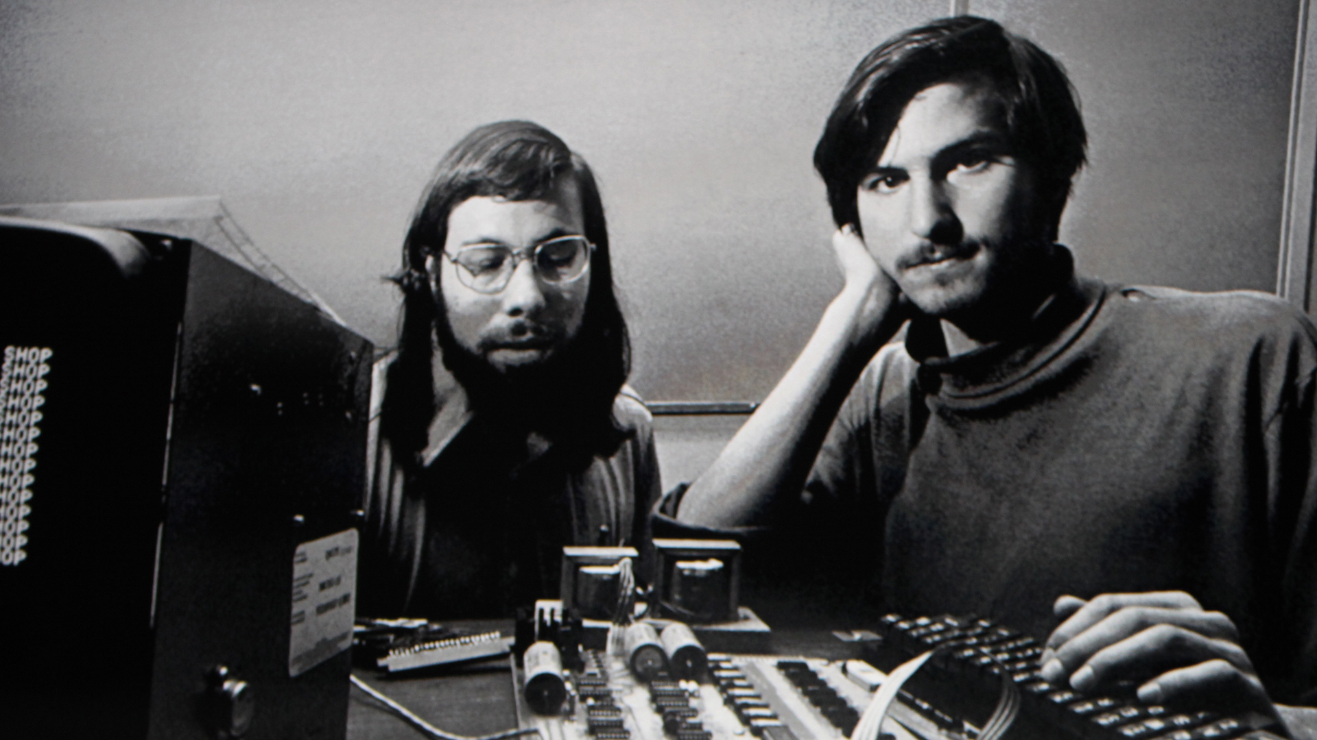 Steve Jobs y Steve Wozniak, en los primeros días de Apple durante el lanzamiento de la nueva tableta iPad en San Francisco (REUTERS)