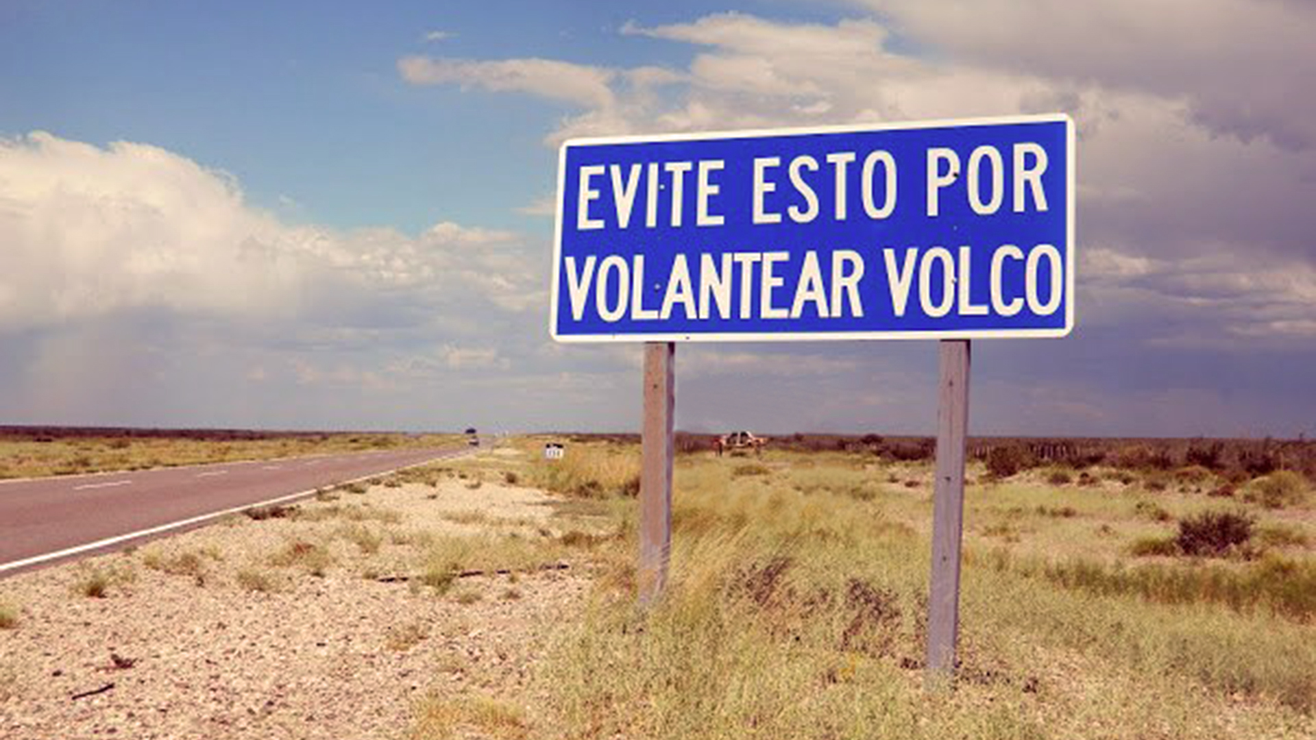 En Argentina, existen también otros modos de alertar a los automovilistas respecto a un peligro que se enfrenta en determinados caminos. El caso más claro es el de la ruta Expedicionarios al desierto, en la provincia de La Pampa