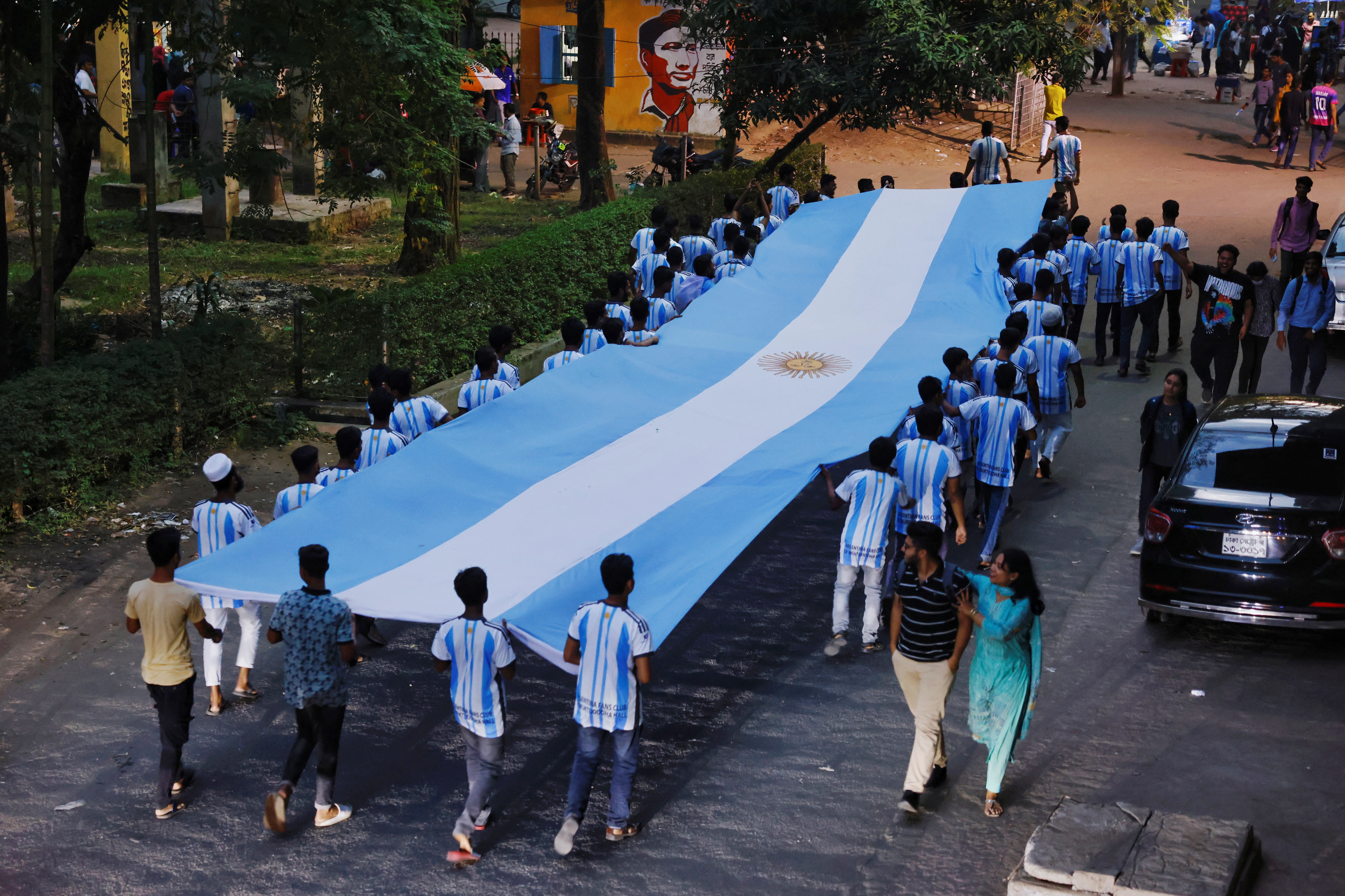 Una gran bandera recorriendo las calles de Dacca (Reuters/Mohammad Ponir Hossain)