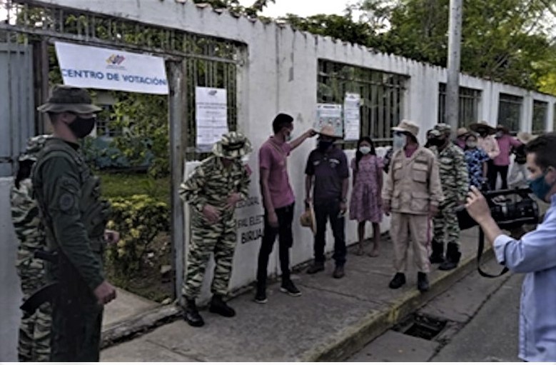 Militares custodiando un centro electoral