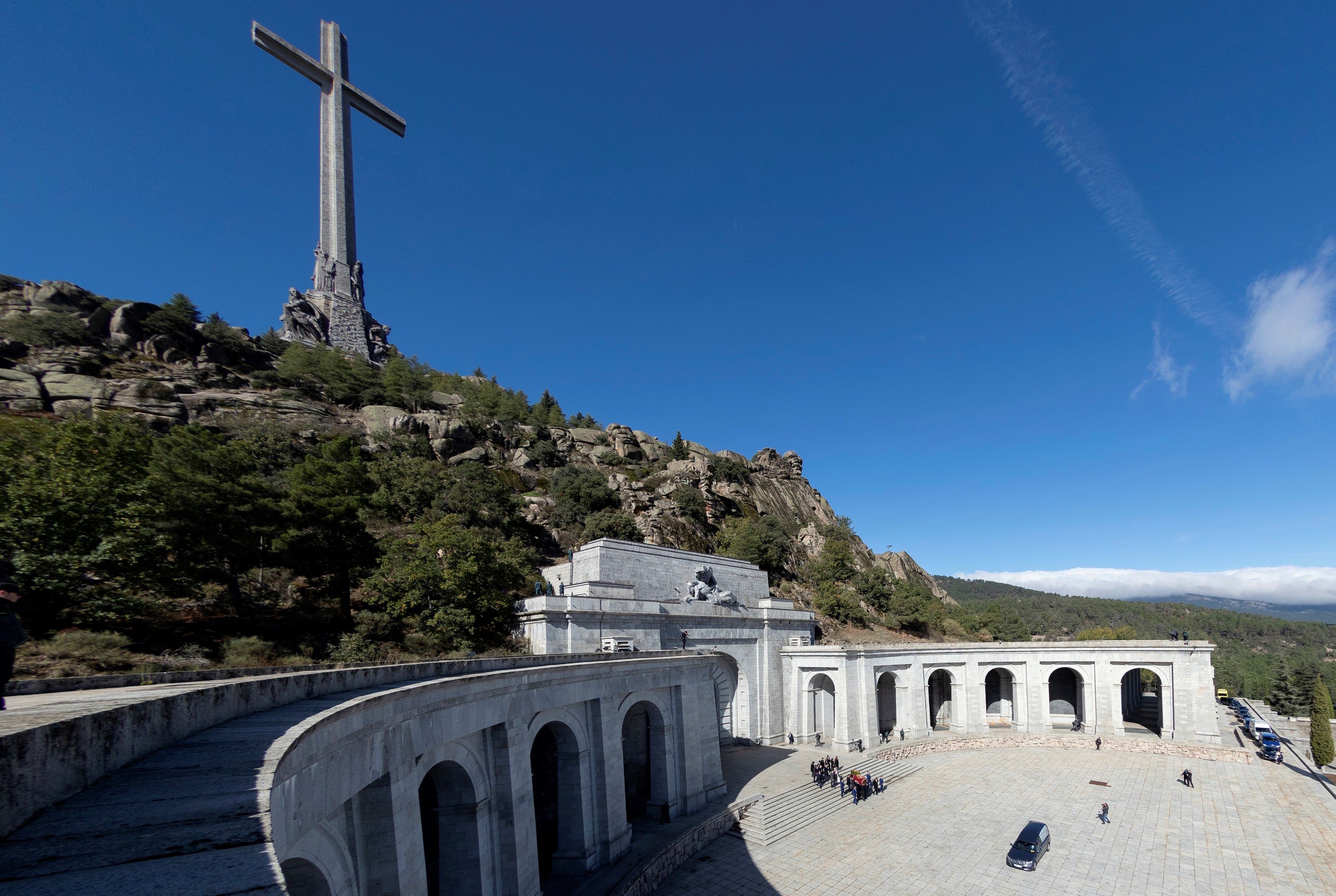 Familiares de Francisco Franco portan el féretro con los restos mortales del dictador tras su exhumación en la basílica del Valle de los Caídos  en 2019 (Europa Press)