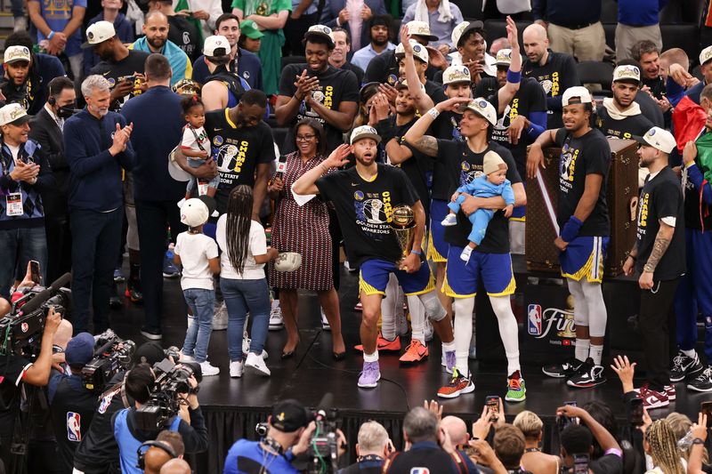 El escolta de los Golden State Warriors Stephen Curry (30) reacciona tras ganar el premio al MVP después de derrotar a los Boston Celtics en la final de la NBA 2022 en el TD Garden