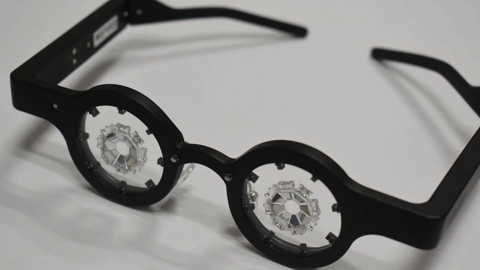 Salen a la venta los anteojos japoneses que prometen corregir la miopía sin cirugía 